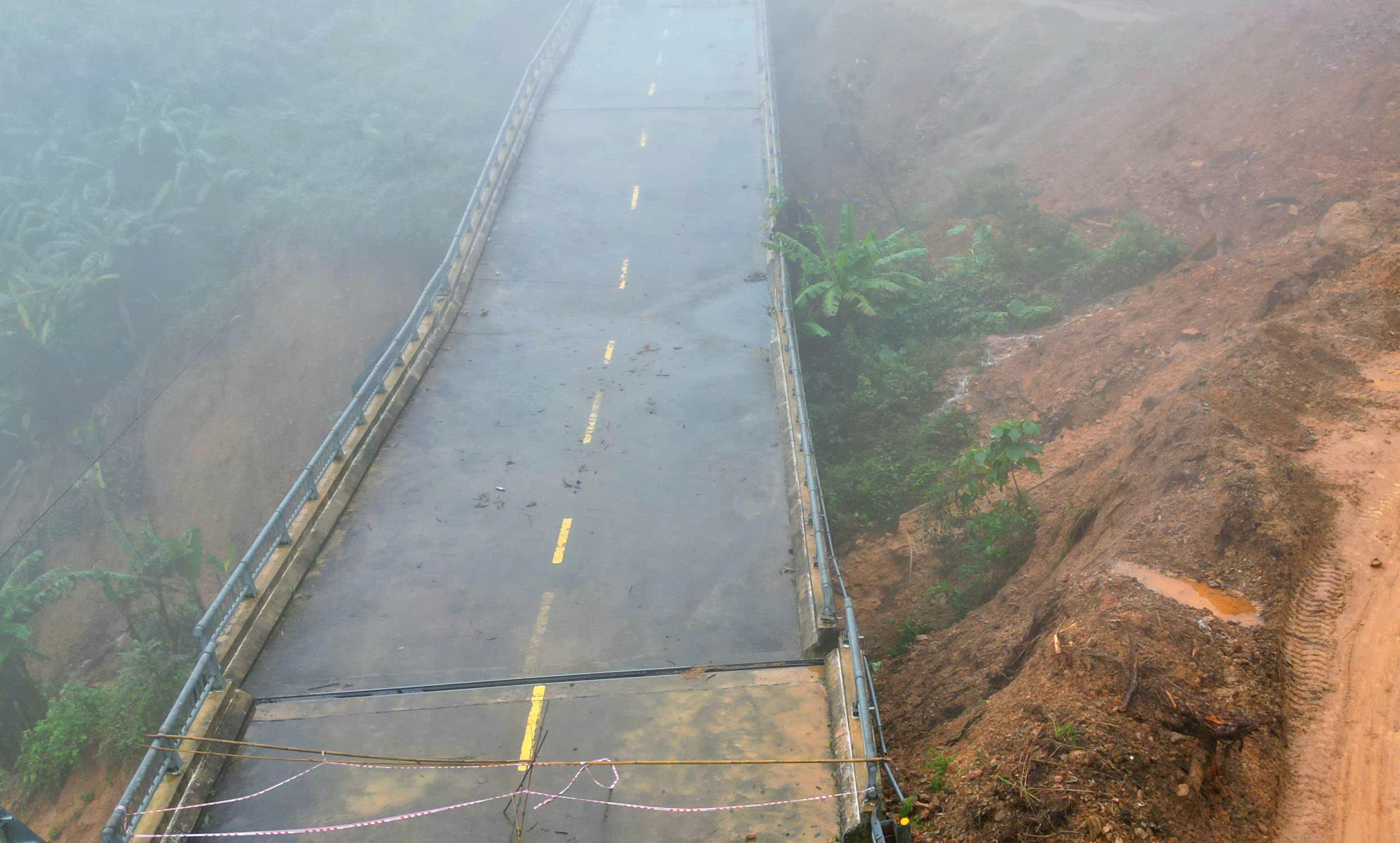 Cầu cạn trên đường Hồ Chí Minh bị xô nghiêng trong mưa lũ lịch sử hiện ra sao?- Ảnh 9. Cầu cạn trên đường Hồ Chí Minh bị xô nghiêng trong mưa lũ lịch sử hiện ra sao?- Ảnh 9.