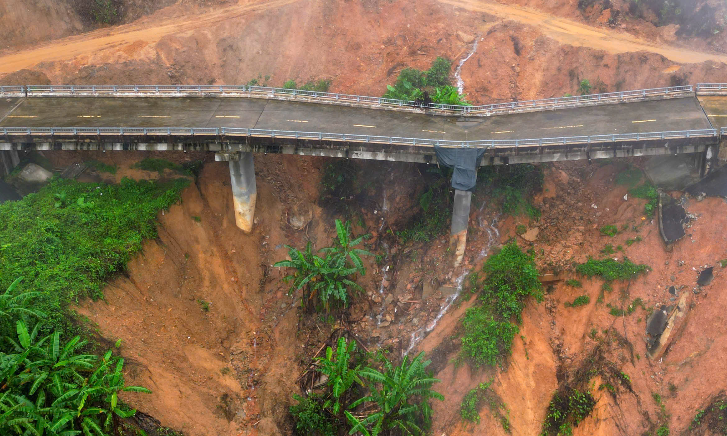 Cầu cạn trên đường Hồ Chí Minh bị xô nghiêng trong mưa lũ lịch sử hiện ra sao?- Ảnh 7. Cầu cạn trên đường Hồ Chí Minh bị xô nghiêng trong mưa lũ lịch sử hiện ra sao?- Ảnh 7.