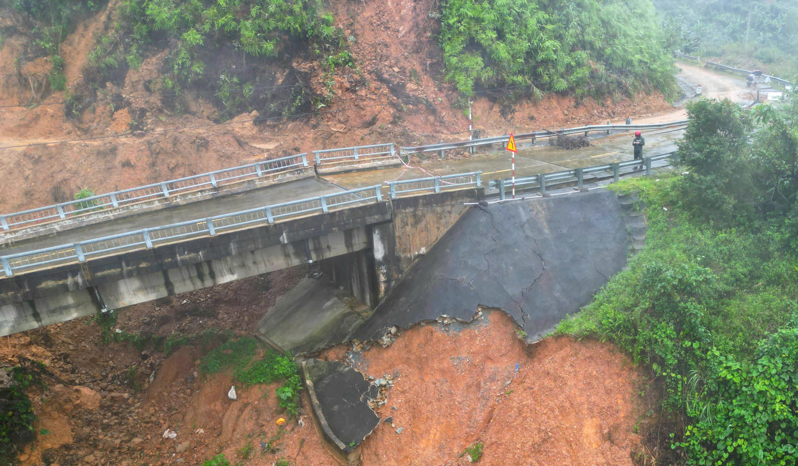 Cầu cạn trên đường Hồ Chí Minh bị xô nghiêng trong mưa lũ lịch sử hiện ra sao?- Ảnh 8. Cầu cạn trên đường Hồ Chí Minh bị xô nghiêng trong mưa lũ lịch sử hiện ra sao?- Ảnh 8.
