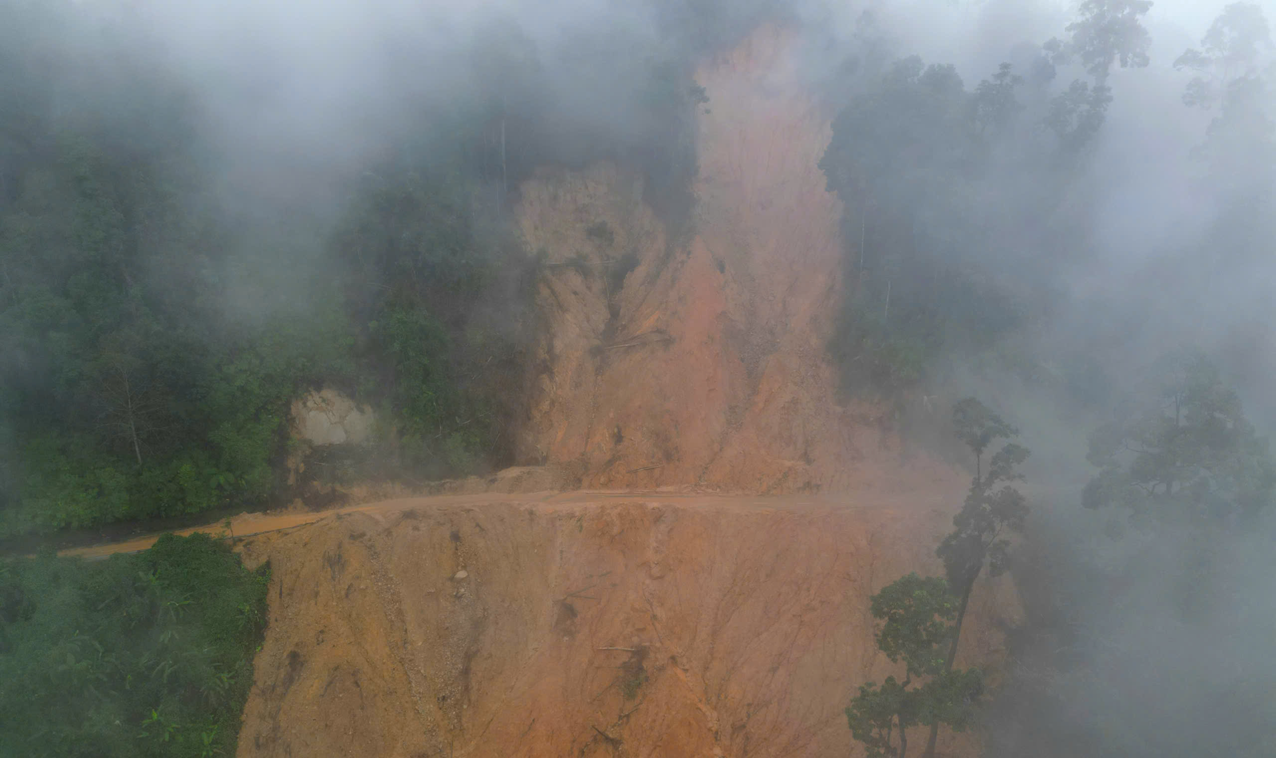 Cầu cạn trên đường Hồ Chí Minh bị xô nghiêng trong mưa lũ lịch sử hiện ra sao?- Ảnh 3. Cầu cạn trên đường Hồ Chí Minh bị xô nghiêng trong mưa lũ lịch sử hiện ra sao?- Ảnh 3.