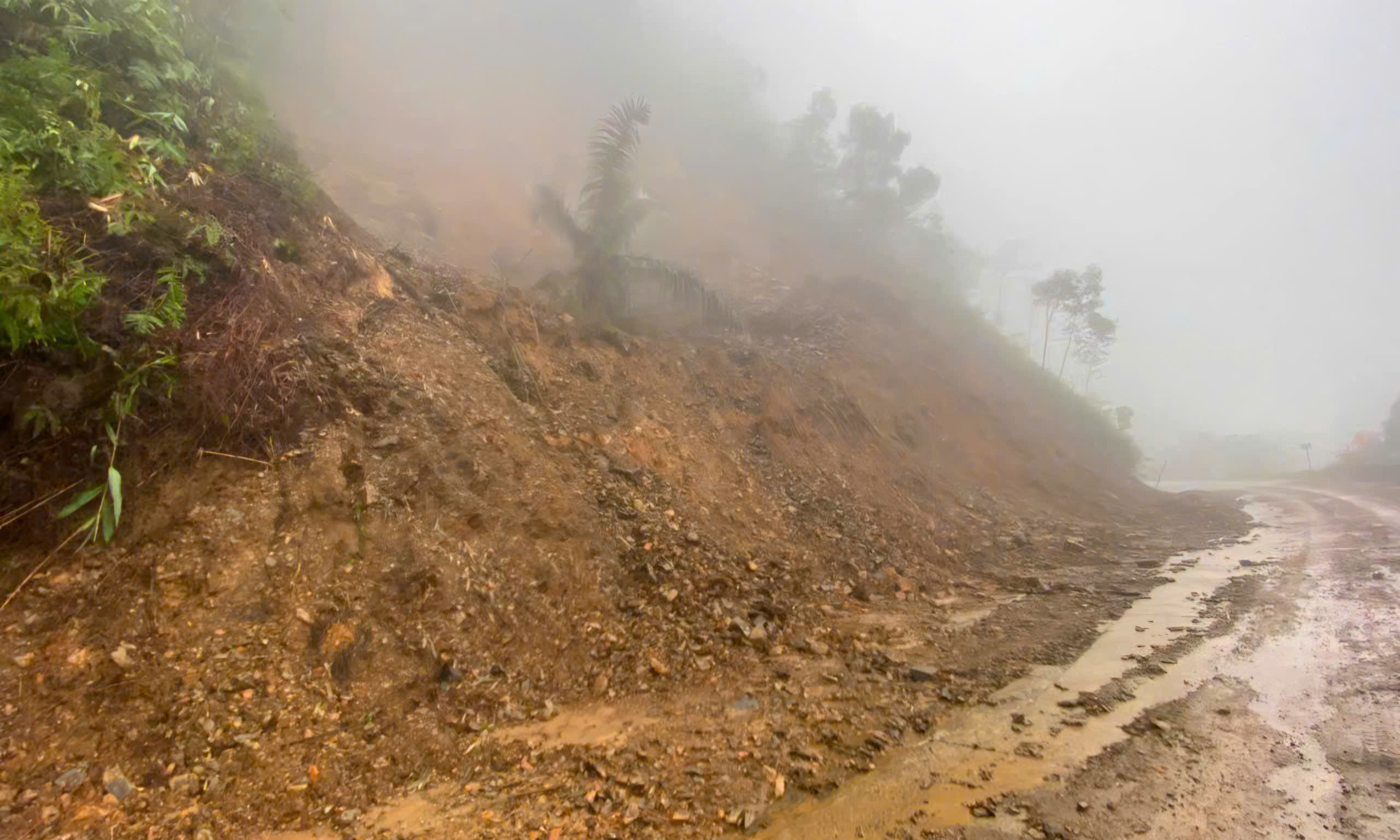 Cầu cạn trên đường Hồ Chí Minh bị xô nghiêng trong mưa lũ lịch sử hiện ra sao?- Ảnh 4. Cầu cạn trên đường Hồ Chí Minh bị xô nghiêng trong mưa lũ lịch sử hiện ra sao?- Ảnh 4.
