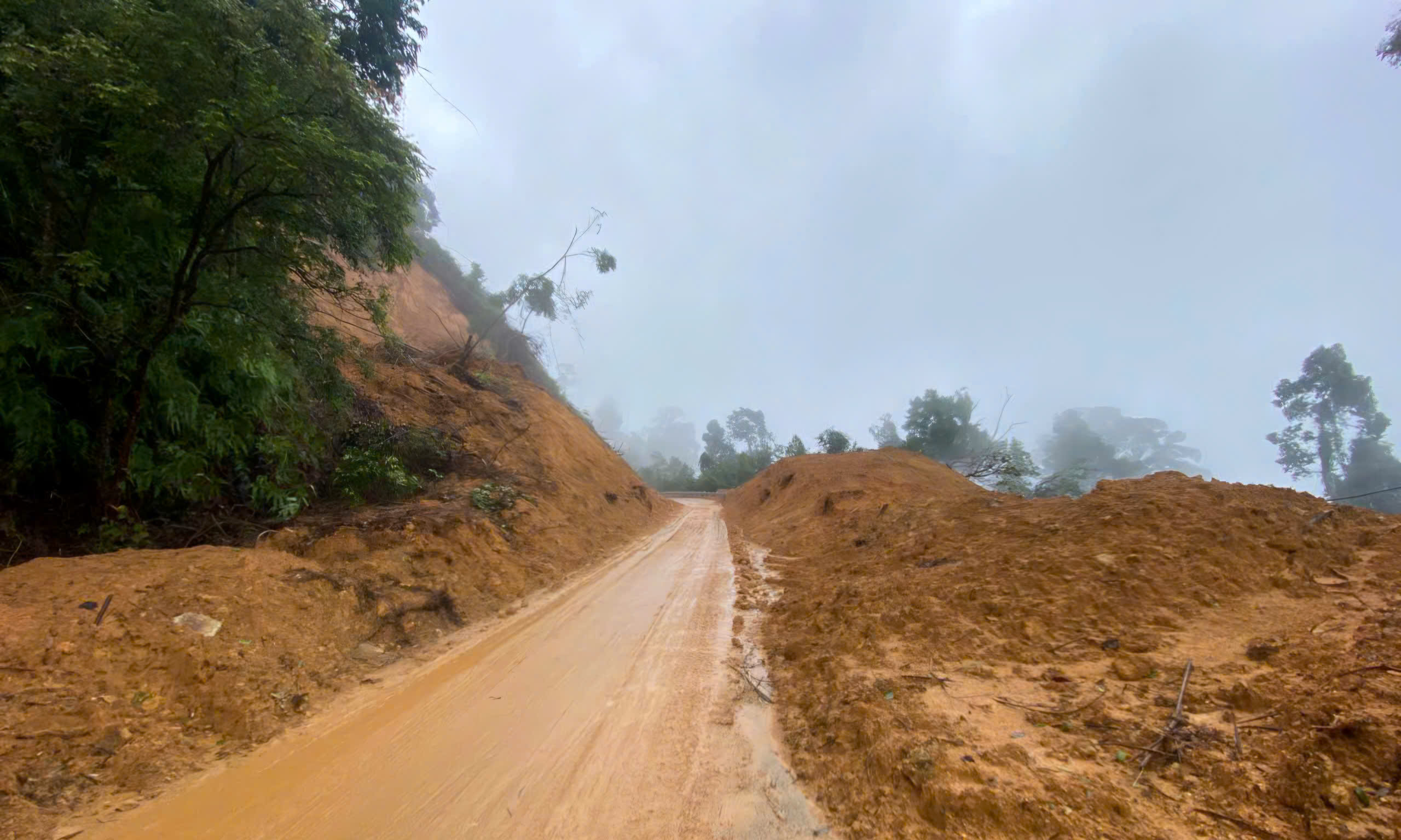 Cầu cạn trên đường Hồ Chí Minh bị xô nghiêng trong mưa lũ lịch sử hiện ra sao?- Ảnh 1. Cầu cạn trên đường Hồ Chí Minh bị xô nghiêng trong mưa lũ lịch sử hiện ra sao?- Ảnh 1.