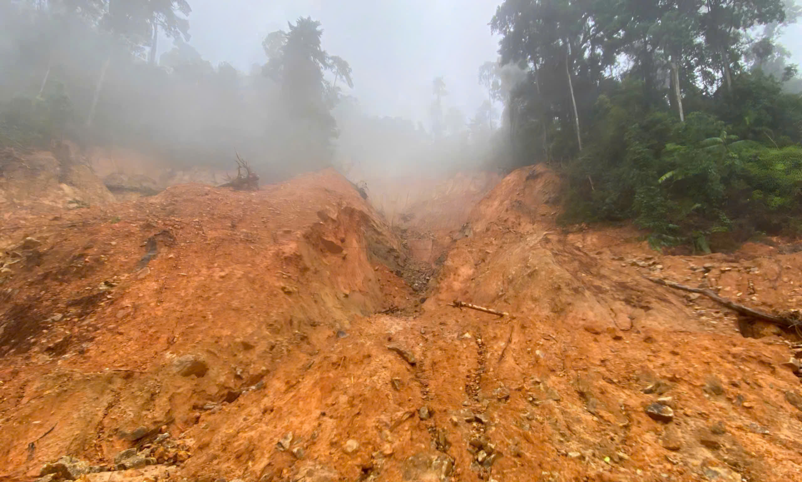 Cầu cạn trên đường Hồ Chí Minh bị xô nghiêng trong mưa lũ lịch sử hiện ra sao?- Ảnh 2. Cầu cạn trên đường Hồ Chí Minh bị xô nghiêng trong mưa lũ lịch sử hiện ra sao?- Ảnh 2.