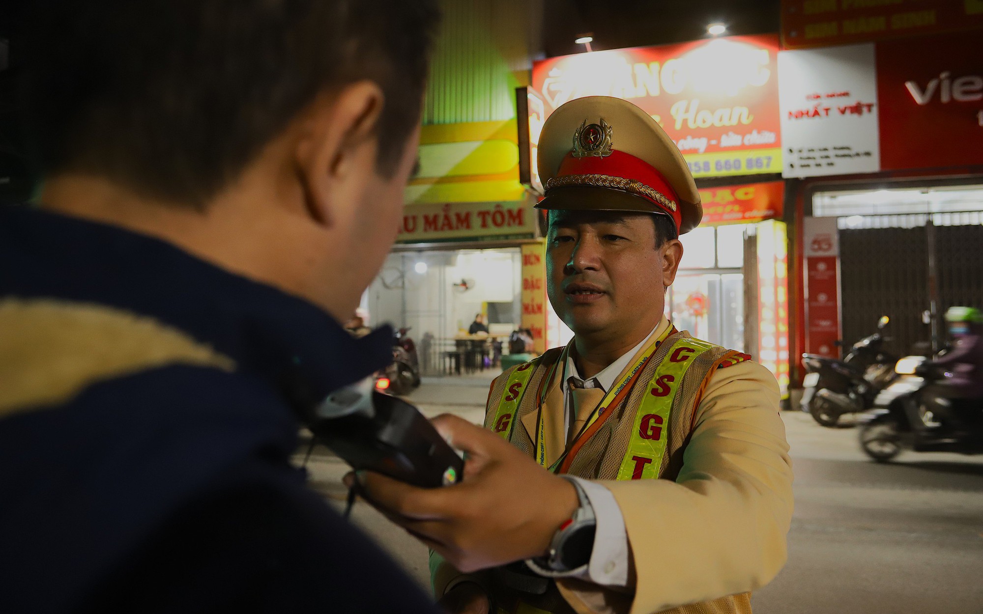 Kiểm tra nồng độ cồn toàn quốc, phát hiện 2.703 trường hợp vi phạm- Ảnh 3. Kiểm tra nồng độ cồn cuối tuần, nhiều công nhân, lao động phổ thông vi phạm