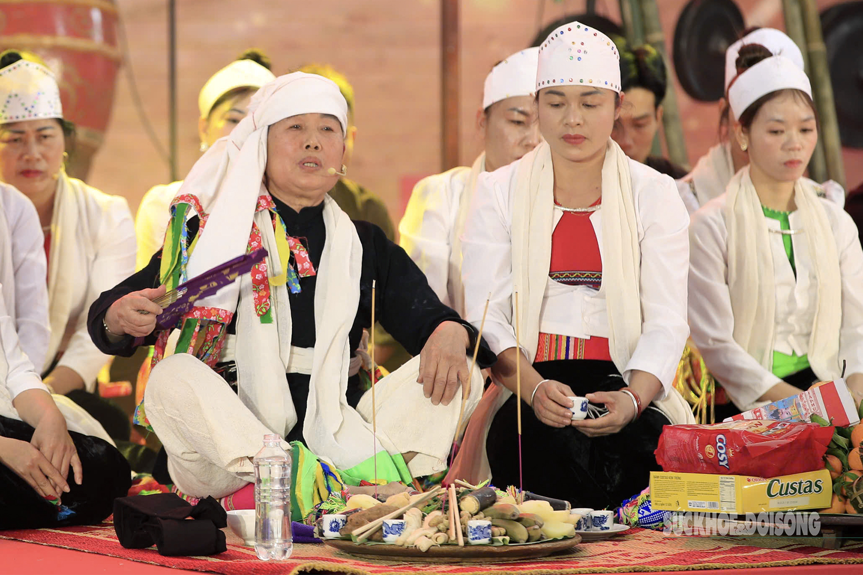 Xem bà Mo thực hiện nghi lễ "Ăn Trường" linh thiêng của người Mường- Ảnh 4.