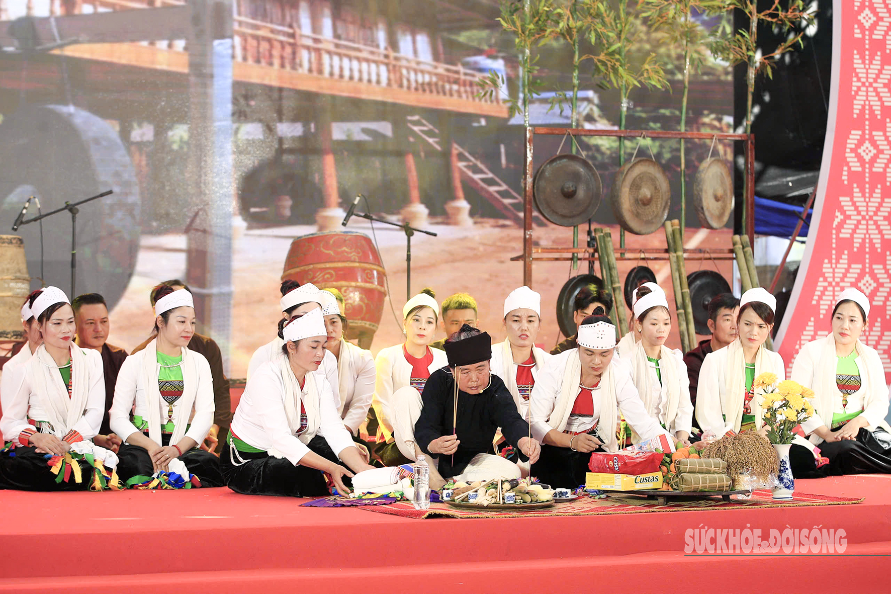 Xem bà Mo thực hiện nghi lễ "Ăn Trường" linh thiêng của người Mường- Ảnh 3.