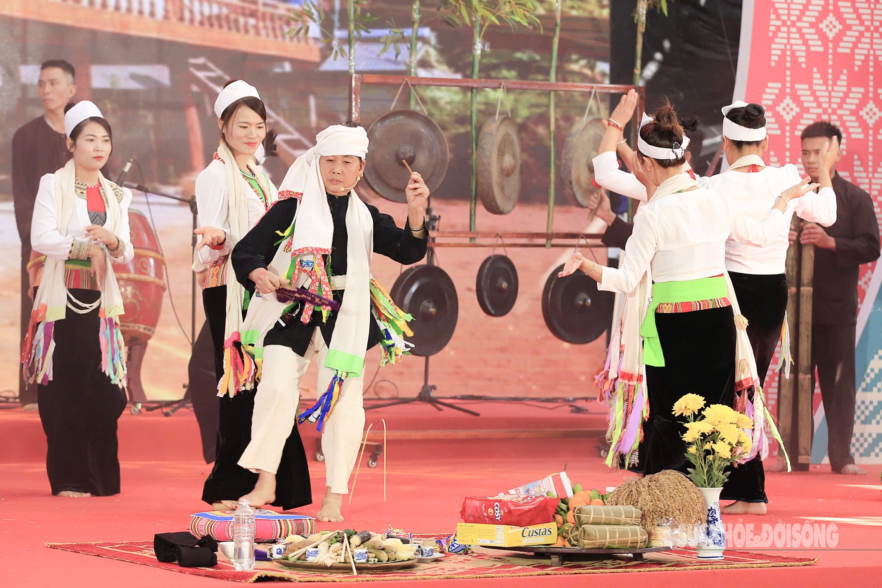 Xem bà Mo thực hiện nghi lễ "Ăn Trường" linh thiêng của người Mường- Ảnh 7.