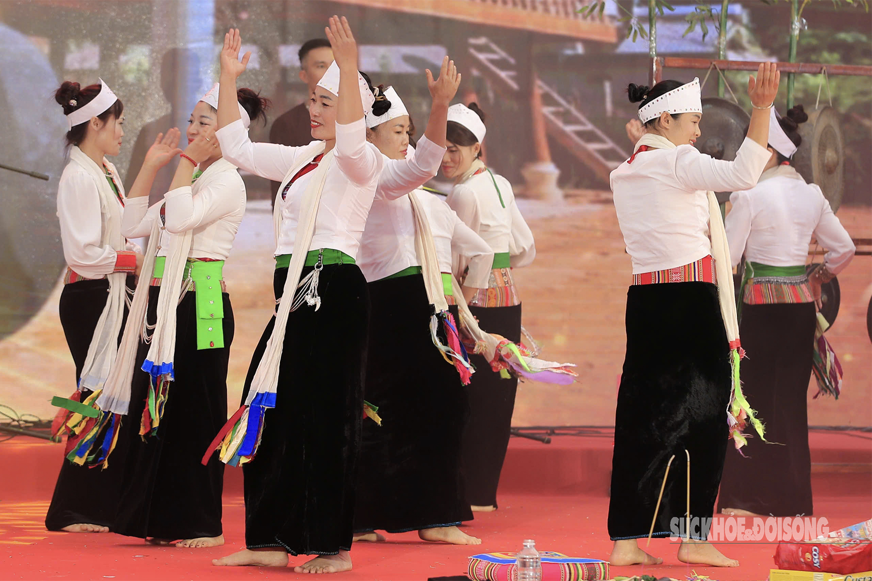 Xem bà Mo thực hiện nghi lễ "Ăn Trường" linh thiêng của người Mường- Ảnh 9.