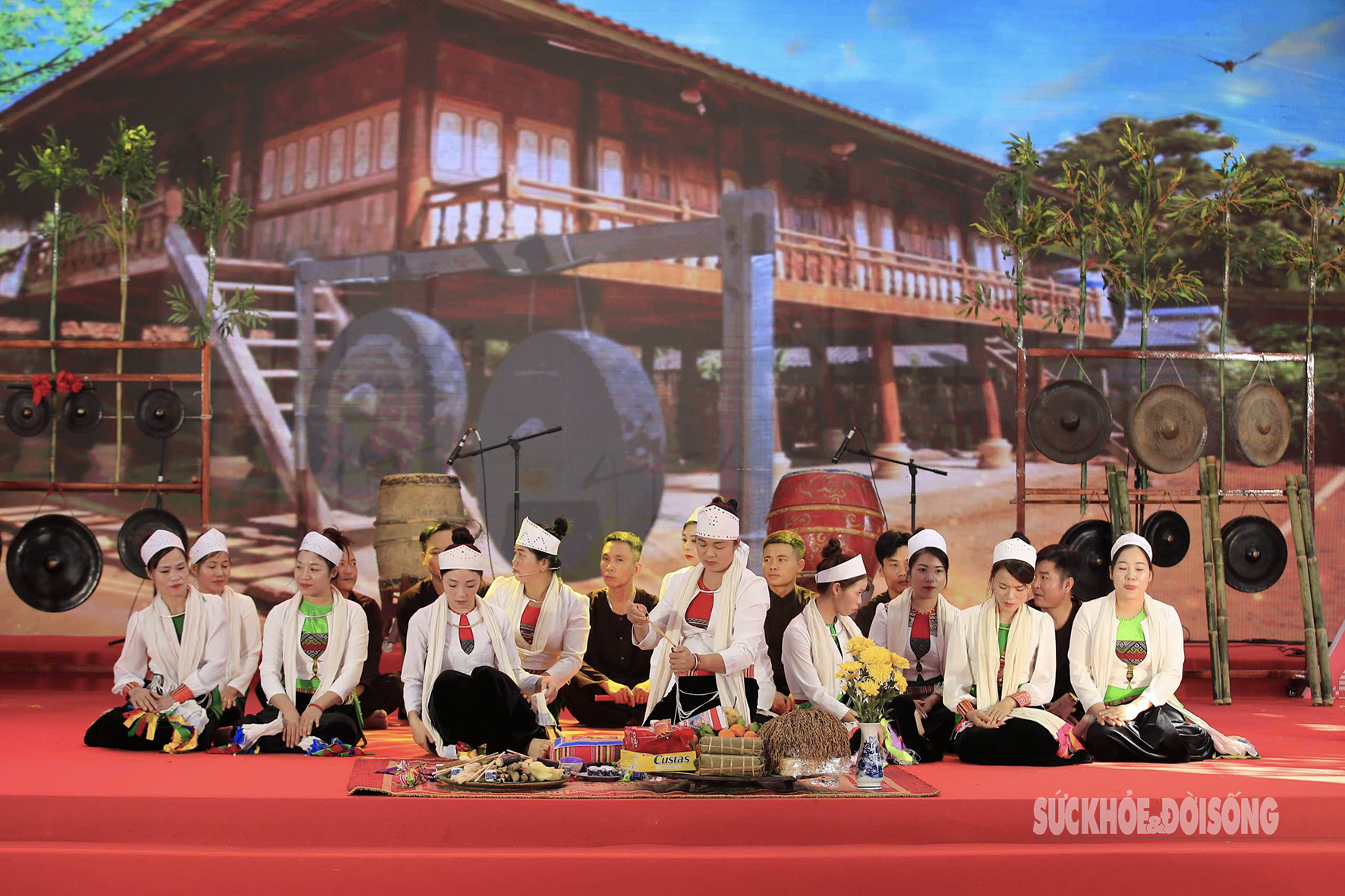 Xem bà Mo thực hiện nghi lễ "Ăn Trường" linh thiêng của người Mường- Ảnh 1.