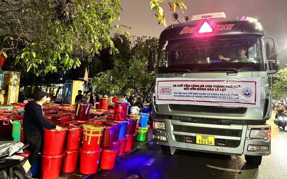 Nhận hàng cứu trợ bão lũ, phát hiện gần 2.000 USD trong túi đồ- Ảnh 2.