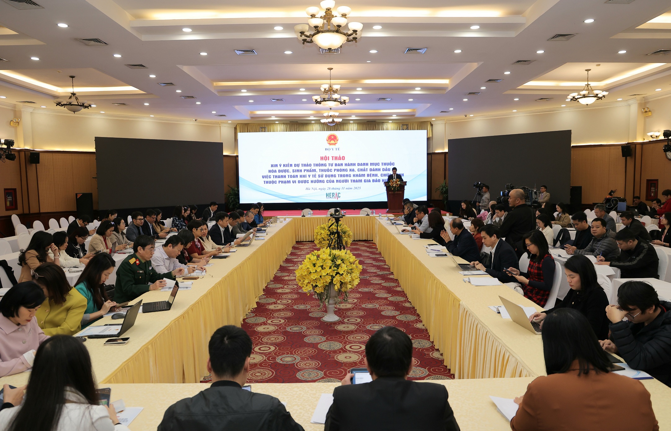 Sẽ bổ sung 76 thuốc mới, có thuốc điều trị ung thư, miễn dịch, thuốc đích vào danh mục BHYT chi trả
- Ảnh 2.