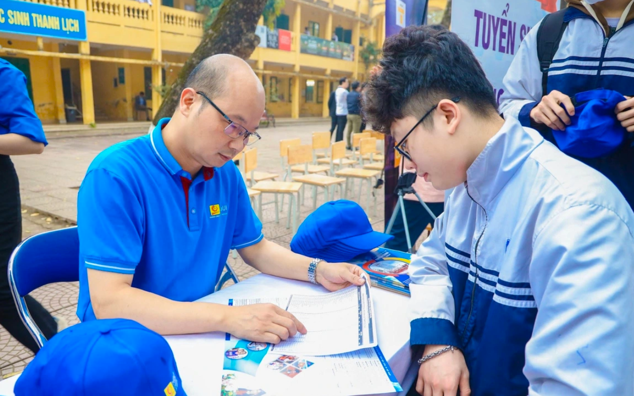 Bất ngờ bỏ tổ hợp xét tuyển truyền thống gây lo ngại, cơ sở đào tạo nói gì?- Ảnh 2.