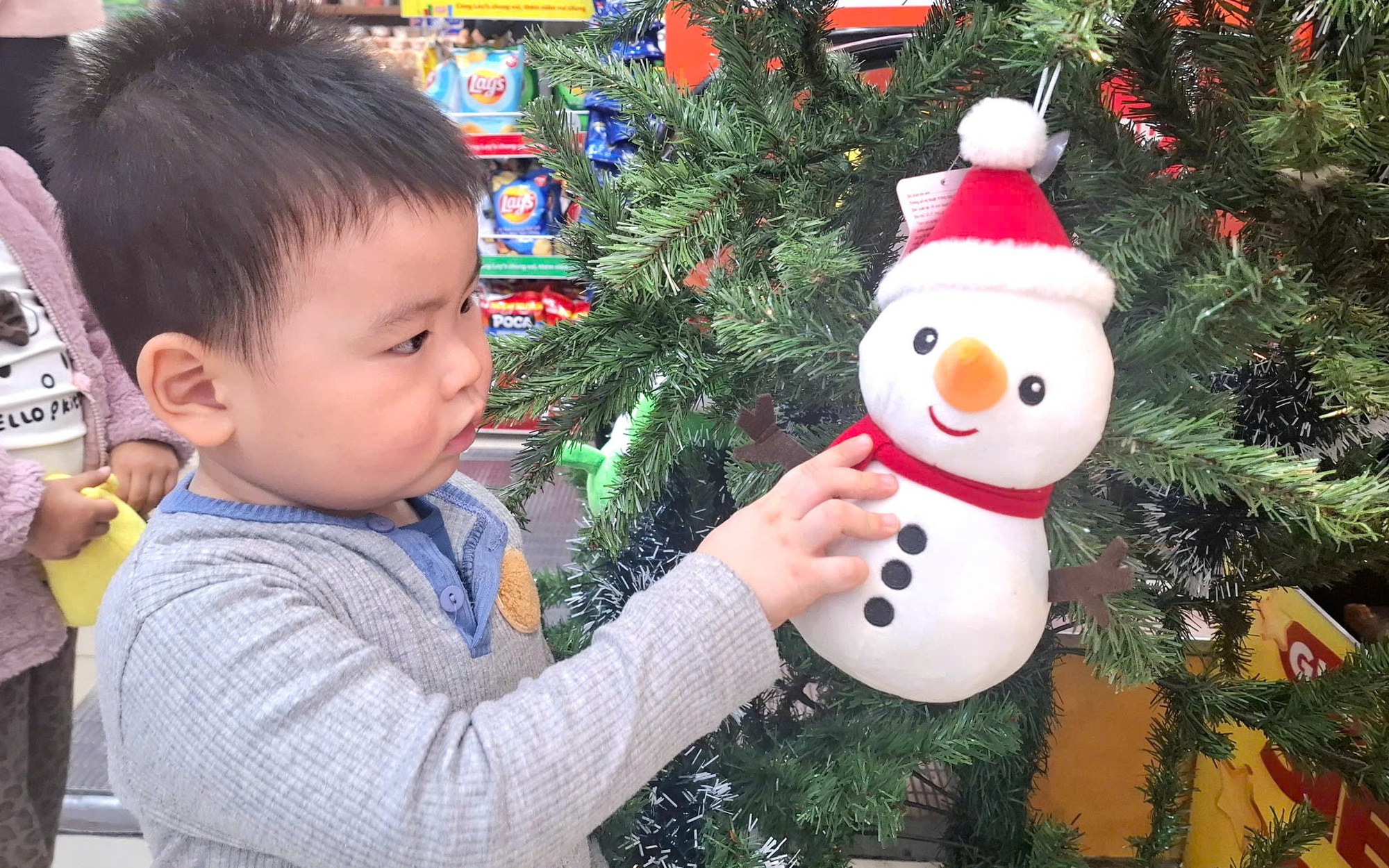 Thị trường mùa Noel giảm, nhiều hàng quán 'check-in' kích cầu- Ảnh 11. Thị trường mùa Noel giảm, nhiều hàng quán 'check-in' kích cầu- Ảnh 11.