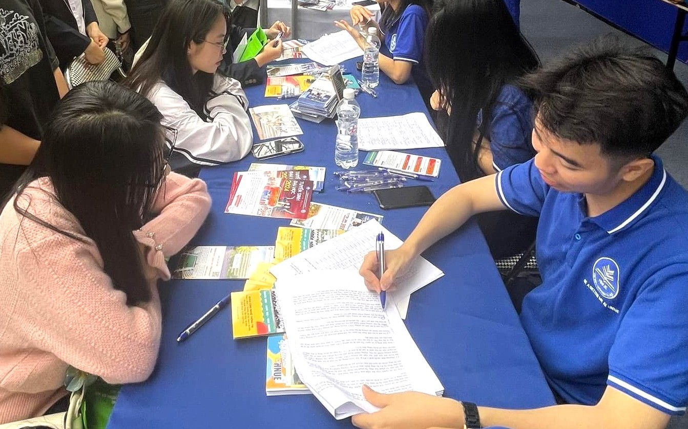 Siết tổ hợp truyền thống: Học sinh lớp 12 loay hoay tìm chiến lược ôn thi mới- Ảnh 2.