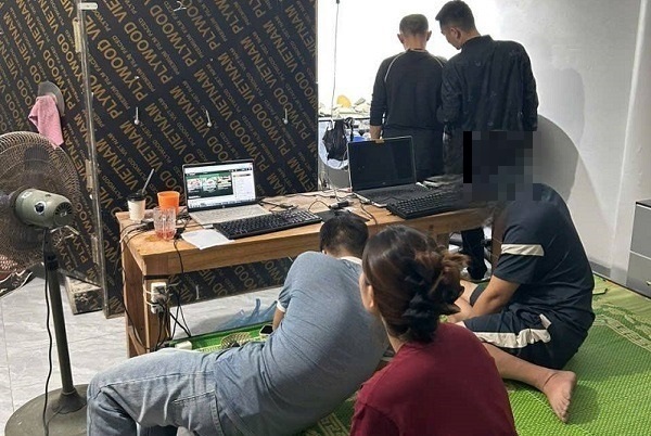 Lập kênh YouTube 'Phỉ Thúy Việt' và 'Phỉ Thúy Hùng Phát' livestream lừa đảo chiếm đoạt tài sản- Ảnh 1. Lập kênh YouTube 'Phỉ Thúy Việt' và 'Phỉ Thúy Hùng Phát' livestream lừa đảo chiếm đoạt tài sản- Ảnh 1.