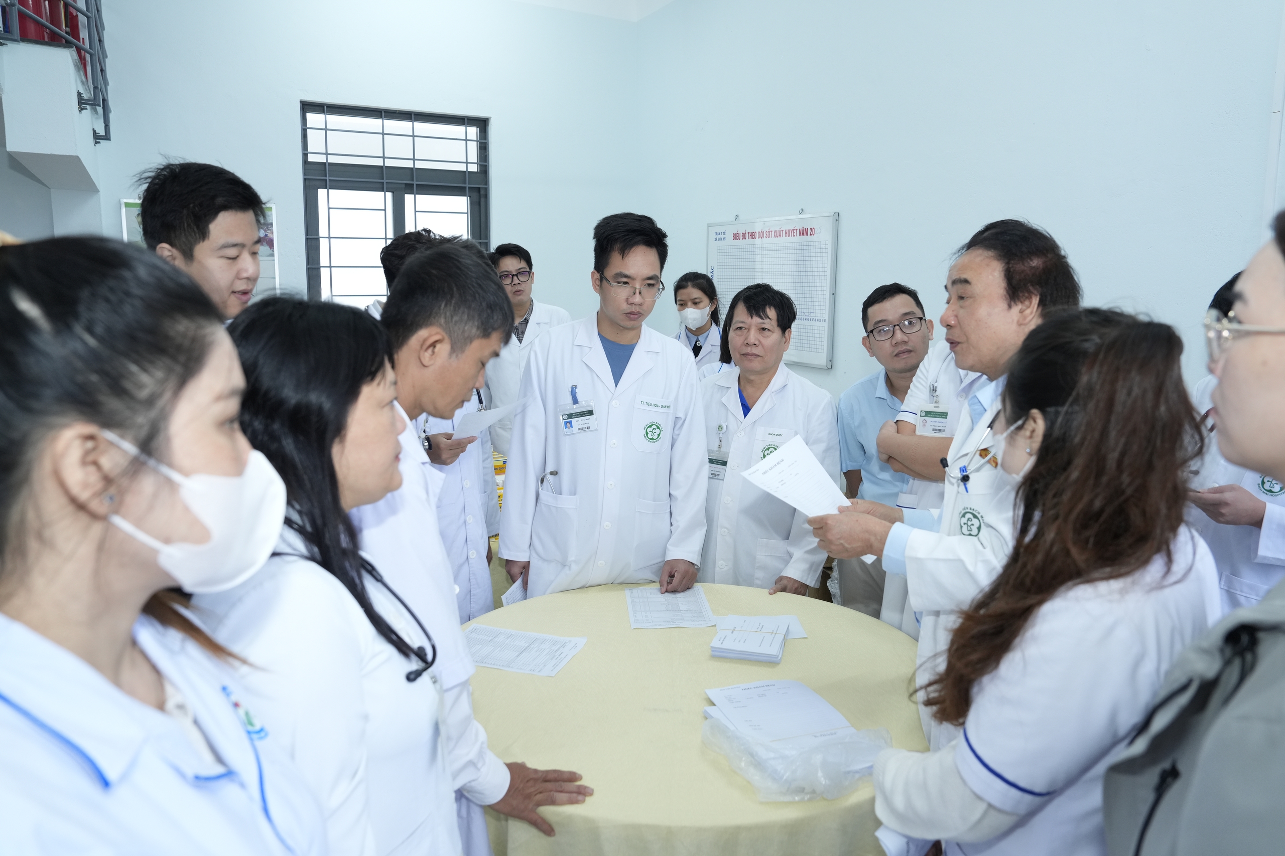 박마이 병원 의사들이 다크락족에게 의료 지원과 나눔을 제공하고 있습니다 - 사진 2. Thầy thuốc Bệnh viện Bạch Mai mang hỗ trợ y tế và sự sẻ chia đến với bà con Đắk Lắk- Ảnh 2.