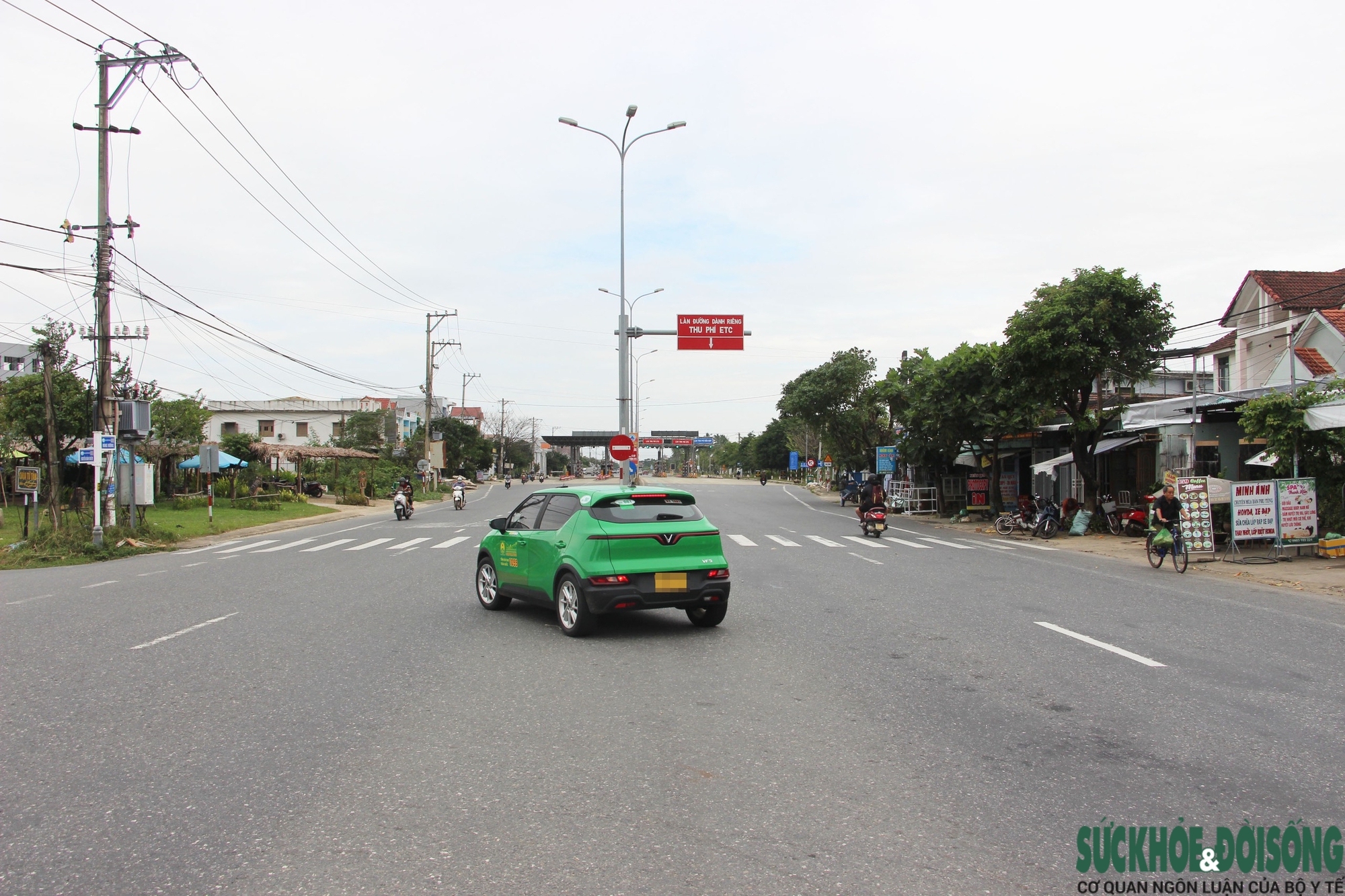 Cận cảnh ô tô ào ạt 'chui' vào đường làng để né trạm thu phí trên Quốc lộ 1- Ảnh 3.