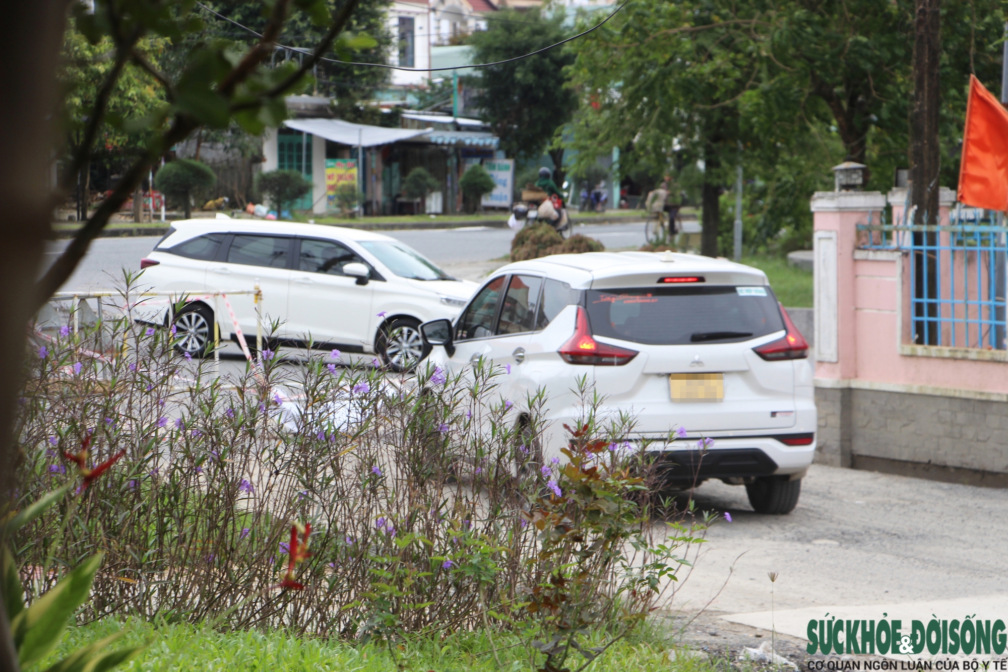 Cận cảnh ô tô ào ạt 'chui' vào đường làng để né trạm thu phí trên Quốc lộ 1- Ảnh 5.