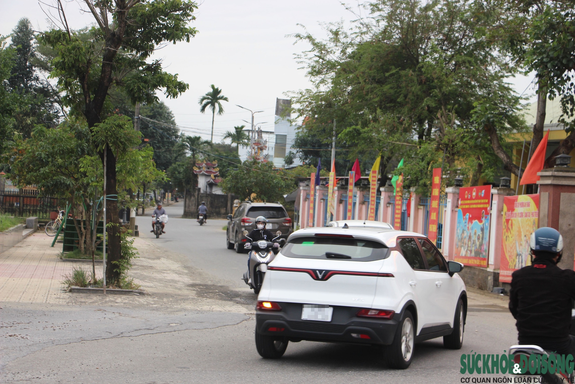 Cận cảnh ô tô ào ạt 'chui' vào đường làng để né trạm thu phí trên Quốc lộ 1- Ảnh 8.