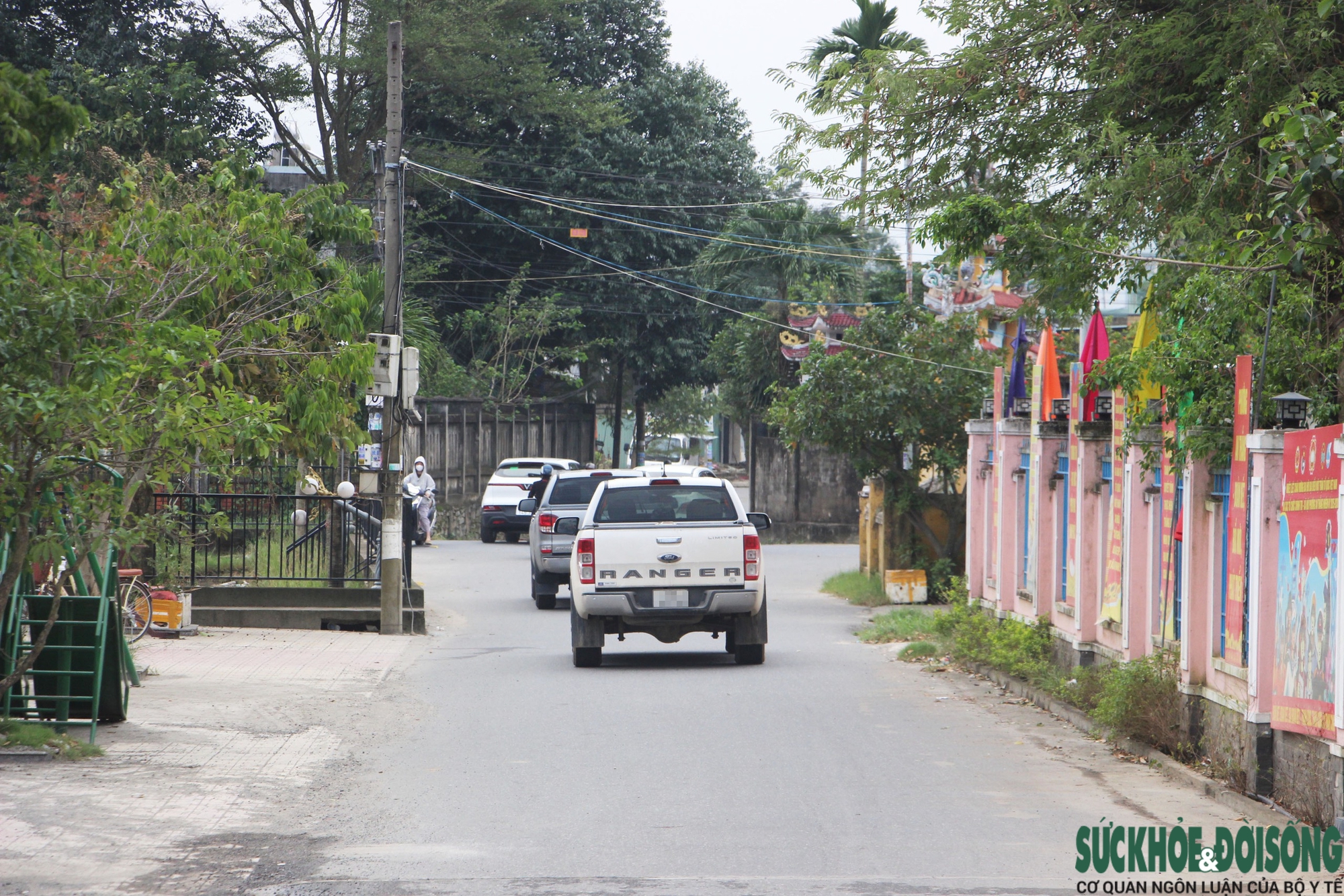 Cận cảnh ô tô ào ạt 'chui' vào đường làng để né trạm thu phí trên Quốc lộ 1- Ảnh 11.
