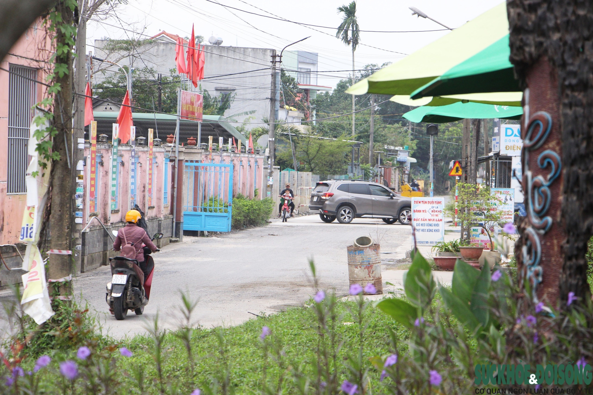 Cận cảnh ô tô ào ạt 'chui' vào đường làng để né trạm thu phí trên Quốc lộ 1- Ảnh 12.