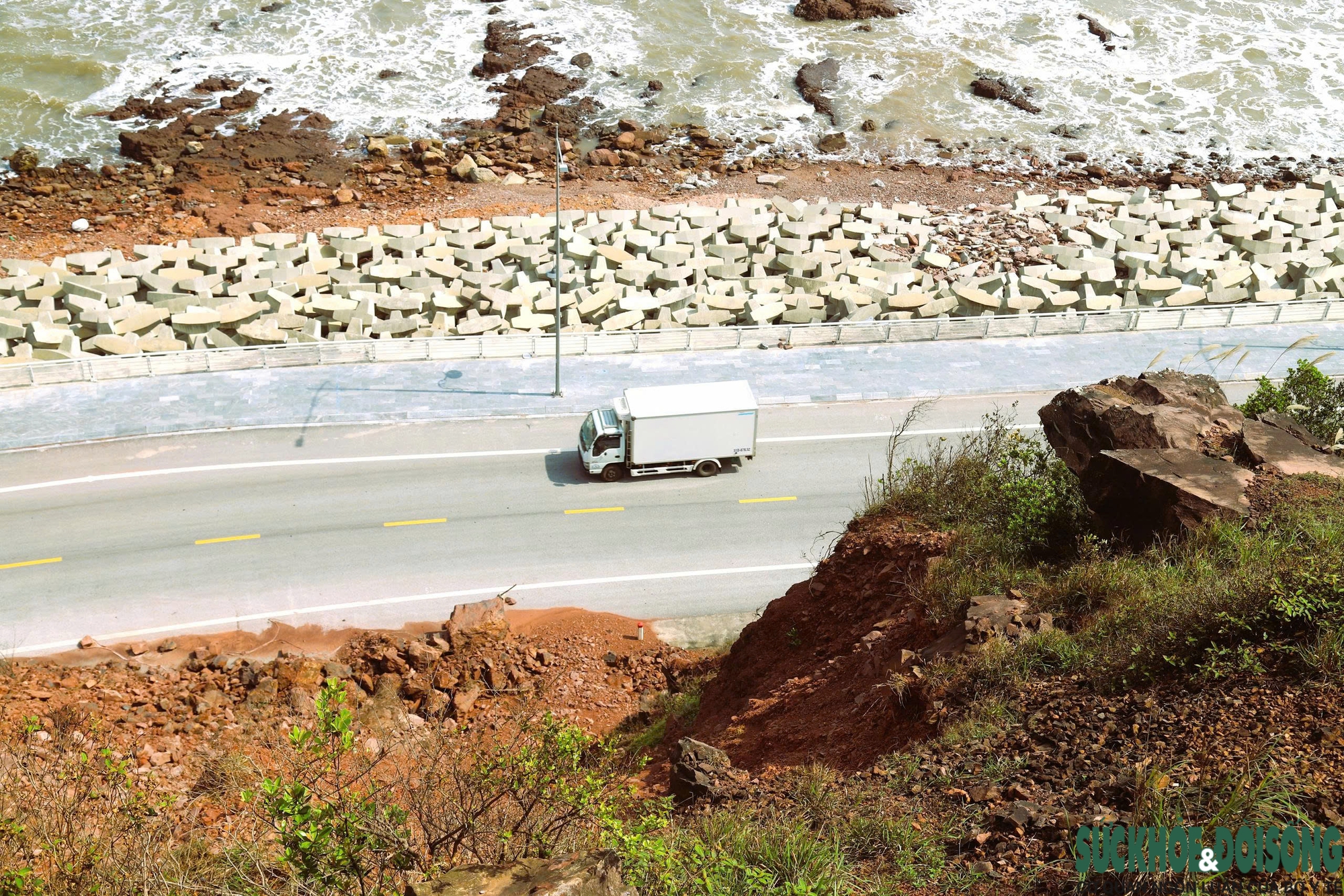 Nguy cơ sạt lở vách núi Mộ Dạ, đe doạ tuyến đường ven biển Nghệ An- Ảnh 3.