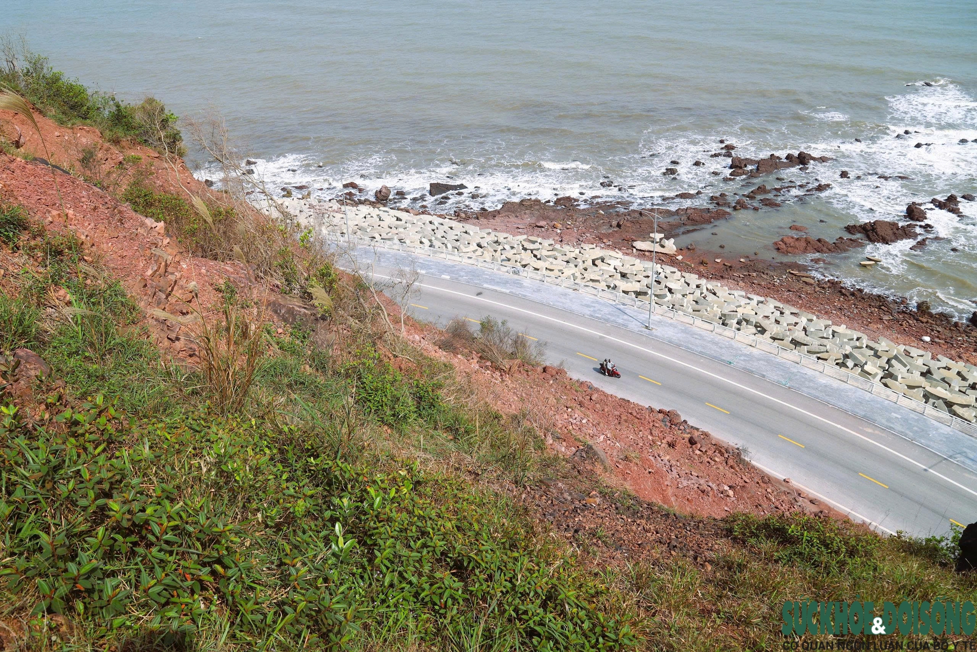 Nguy cơ sạt lở vách núi Mộ Dạ, đe doạ tuyến đường ven biển Nghệ An- Ảnh 7.