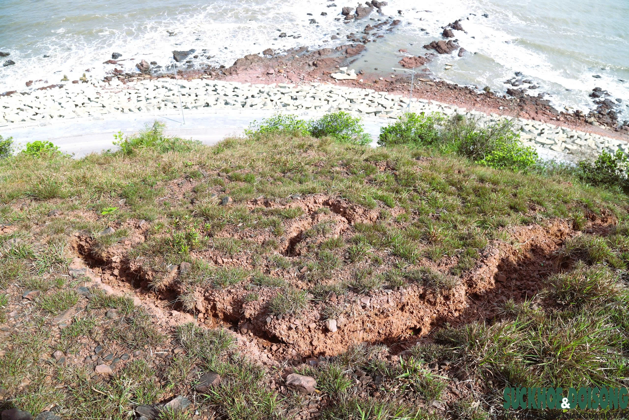 Nguy cơ sạt lở vách núi Mộ Dạ, đe doạ tuyến đường ven biển Nghệ An- Ảnh 8.