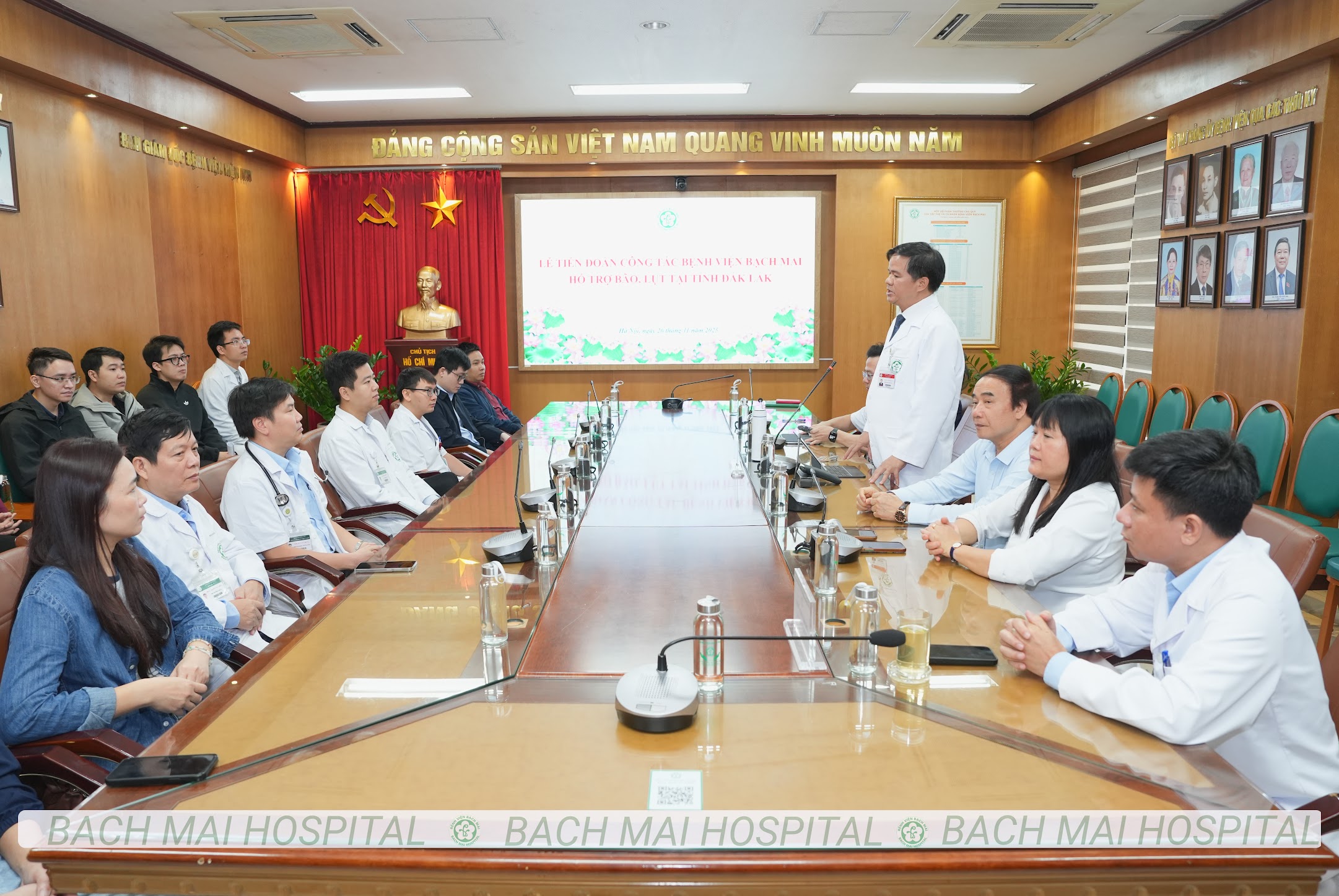 박마이 병원 의사들이 다크락족에게 의료 지원과 나눔을 제공하고 있습니다 - 사진 7. Thầy thuốc Bệnh viện Bạch Mai mang hỗ trợ y tế và sự sẻ chia đến với bà con Đắk Lắk- Ảnh 7.