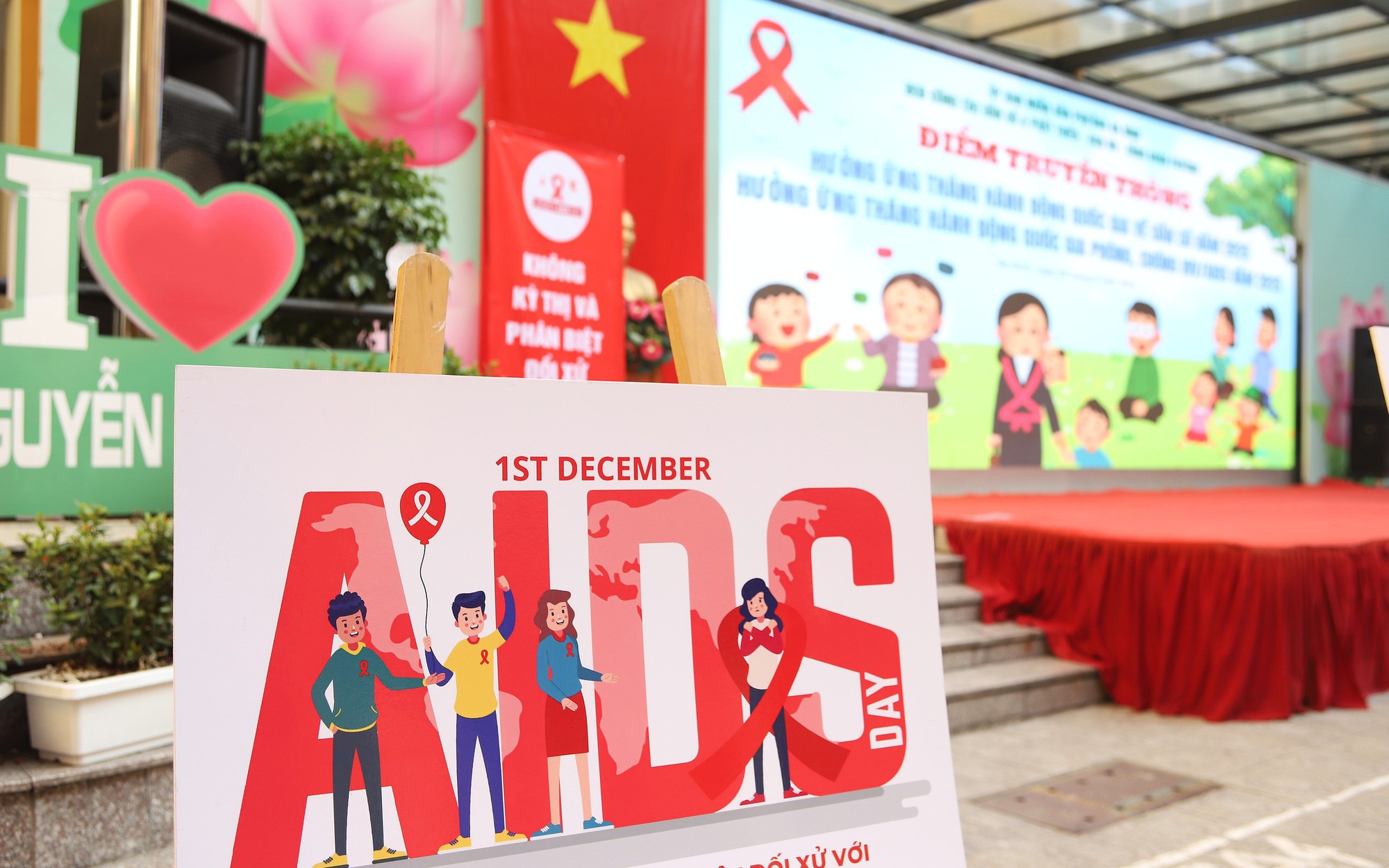 Dẫn đầu châu Á - Thái Bình Dương về PrEP, Việt Nam quyết tâm chấm dứt dịch AIDS vào năm 2030- Ảnh 5. Phòng, chống HIV/AIDS: Cần xóa kỳ thị, tăng cường xét nghiệm sớm và bảo vệ cộng đồng