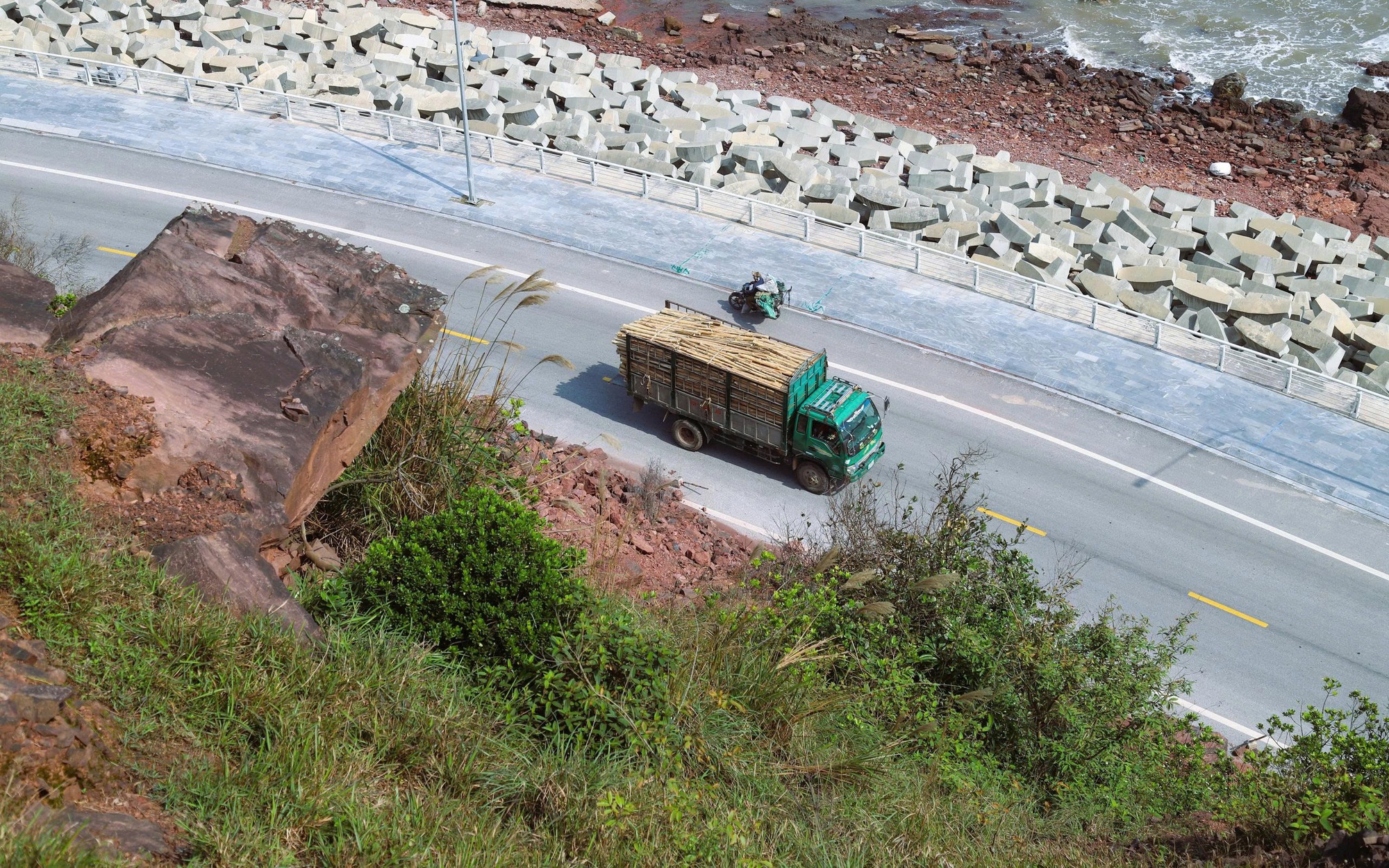 Video khẩn trương thu dọn bùn đất tràn xuống đường vào khu du lịch sau mưa lớn- Ảnh 3.