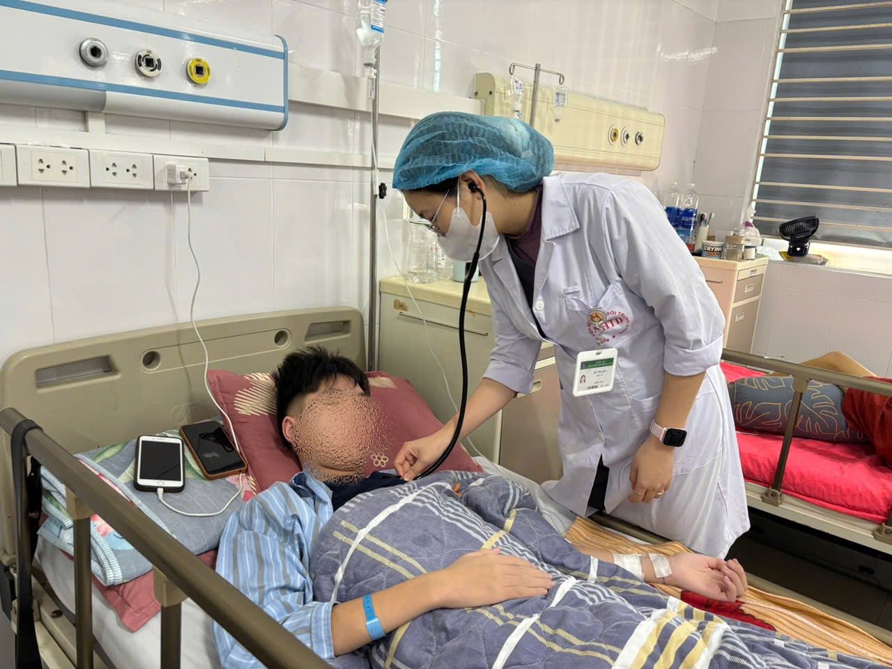 Nam sinh bị nhiễm khuẩn tụ cầu vàng nặng do lợn cắn- Ảnh 1.