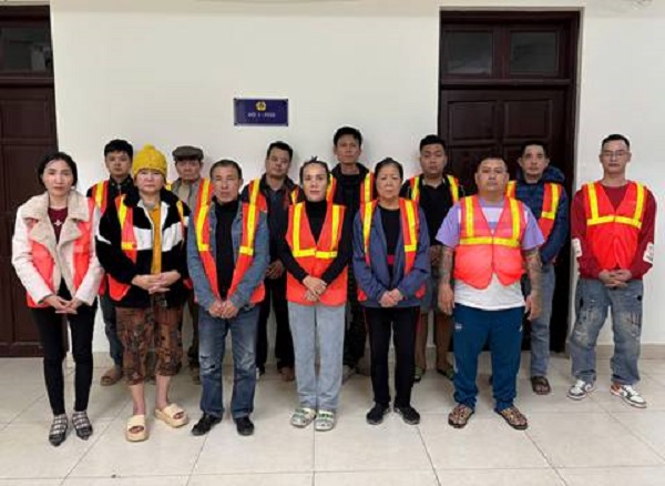 Triệt phá sới bạc trên sông, 15 đối tượng bị tạm giữ- Ảnh 1.