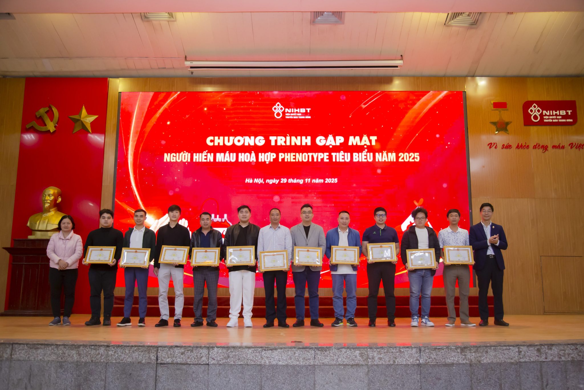 De tysta 'krigarna' bryr sig inte om de långa avstånden, dag som natt, och donerar blod för att rädda människor - Foto 8. Những 'chiến binh' thầm lặng không ngại đường xa, đêm ngày, hiến giọt máu hoà hợp cứu người- Ảnh 8.