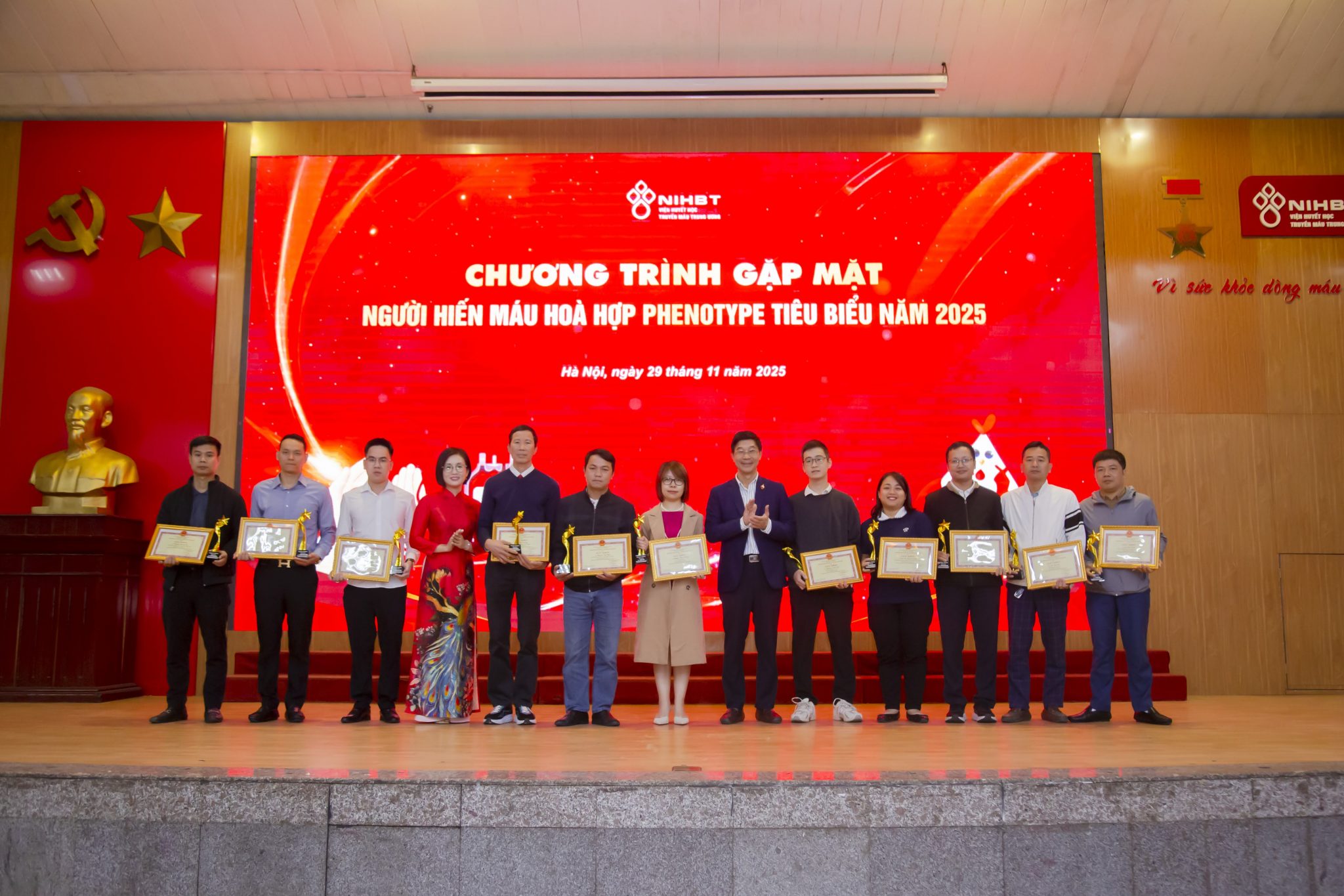 De tysta 'krigarna' bryr sig inte om de långa avstånden, dag som natt, och donerar blod för att rädda människor - Foto 7. Những 'chiến binh' thầm lặng không ngại đường xa, đêm ngày, hiến giọt máu hoà hợp cứu người- Ảnh 7.