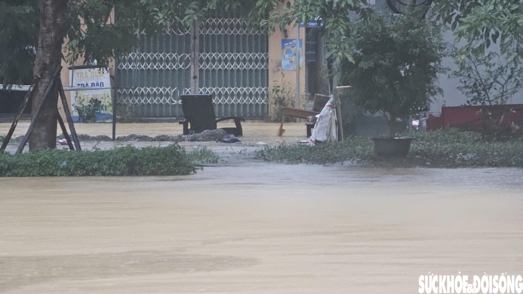 Vừa dọn xong bùn đất, nhiều tuyến đường ở Huế lại ngập sâu trong nước- Ảnh 2. Vừa dọn xong bùn đất, nhiều tuyến đường ở Huế lại ngập sâu trong nước- Ảnh 2.