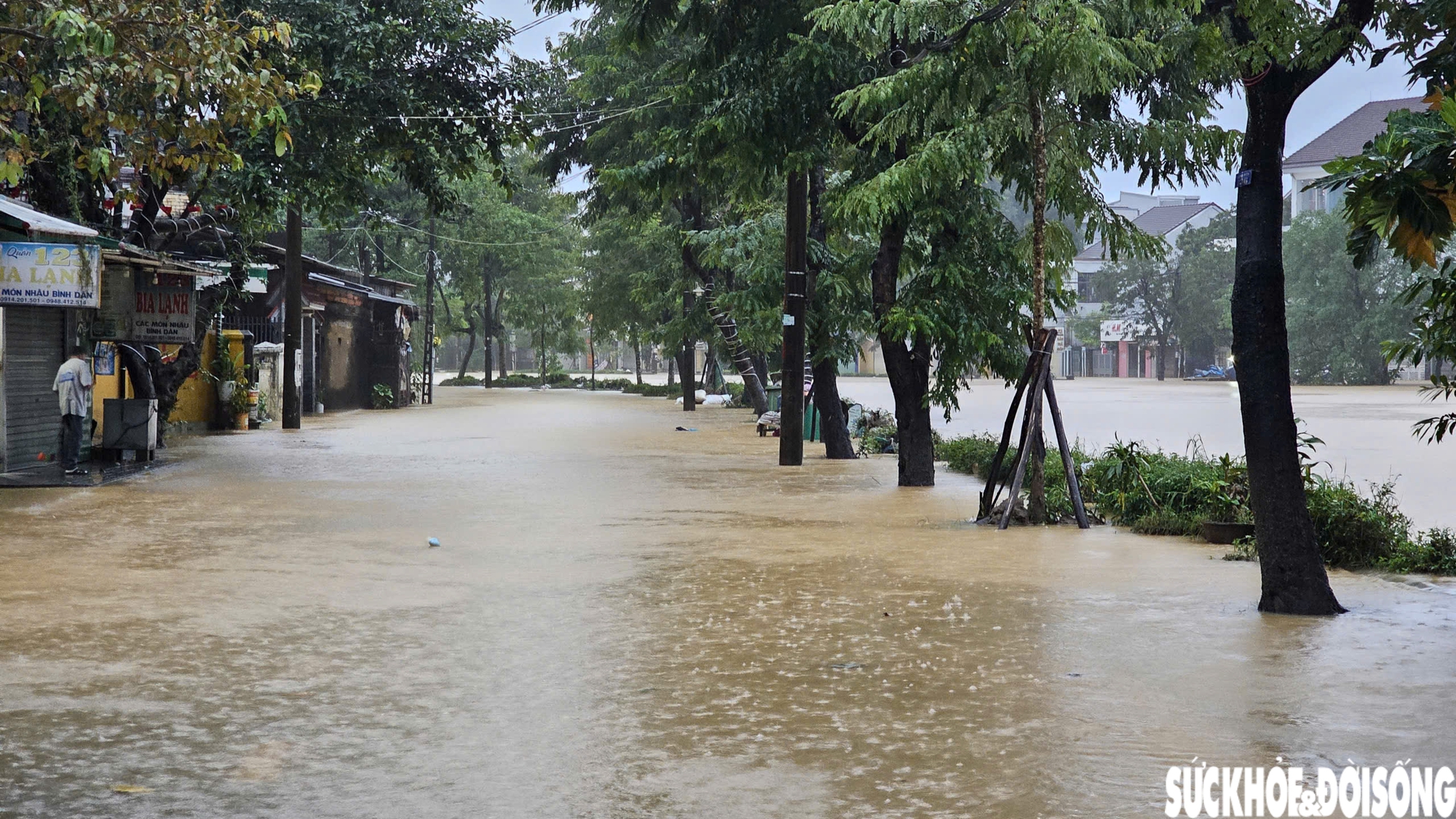 Vừa dọn xong bùn đất, nhiều tuyến đường ở Huế lại ngập sâu trong nước- Ảnh 3. Vừa dọn xong bùn đất, nhiều tuyến đường ở Huế lại ngập sâu trong nước- Ảnh 3.