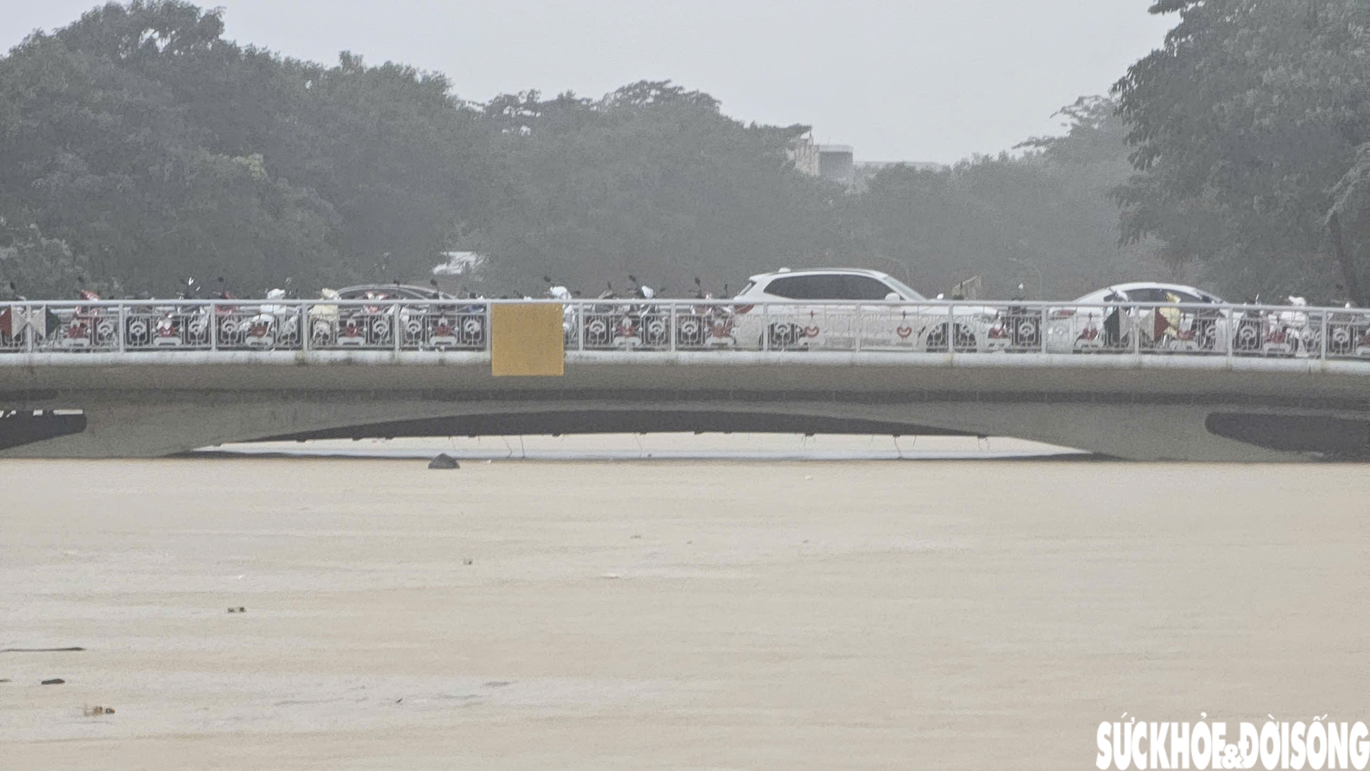 Vừa dọn xong bùn đất, nhiều tuyến đường ở Huế lại ngập sâu trong nước- Ảnh 4. Vừa dọn xong bùn đất, nhiều tuyến đường ở Huế lại ngập sâu trong nước- Ảnh 4.