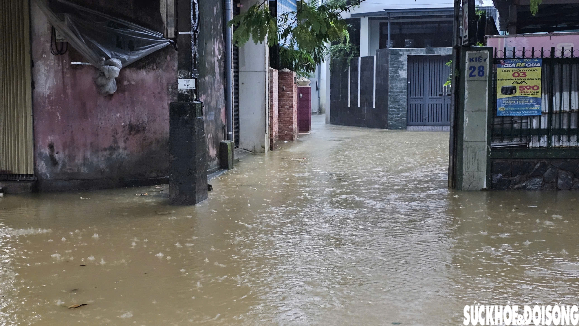 Vừa dọn xong bùn đất, nhiều tuyến đường ở Huế lại ngập sâu trong nước- Ảnh 5. Vừa dọn xong bùn đất, nhiều tuyến đường ở Huế lại ngập sâu trong nước- Ảnh 5.