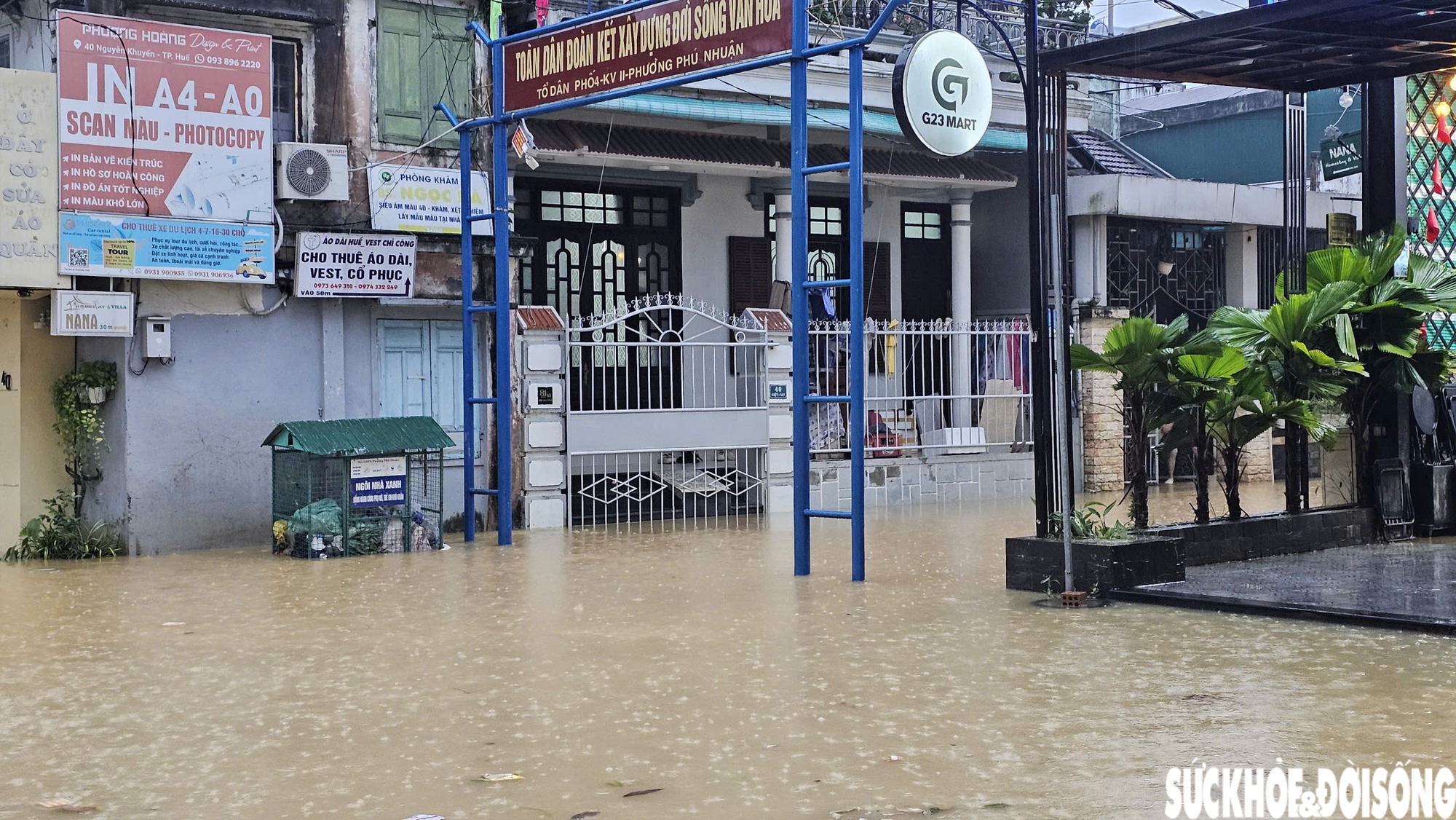 Vừa dọn xong bùn đất, nhiều tuyến đường ở Huế lại ngập sâu trong nước- Ảnh 6. Vừa dọn xong bùn đất, nhiều tuyến đường ở Huế lại ngập sâu trong nước- Ảnh 6.