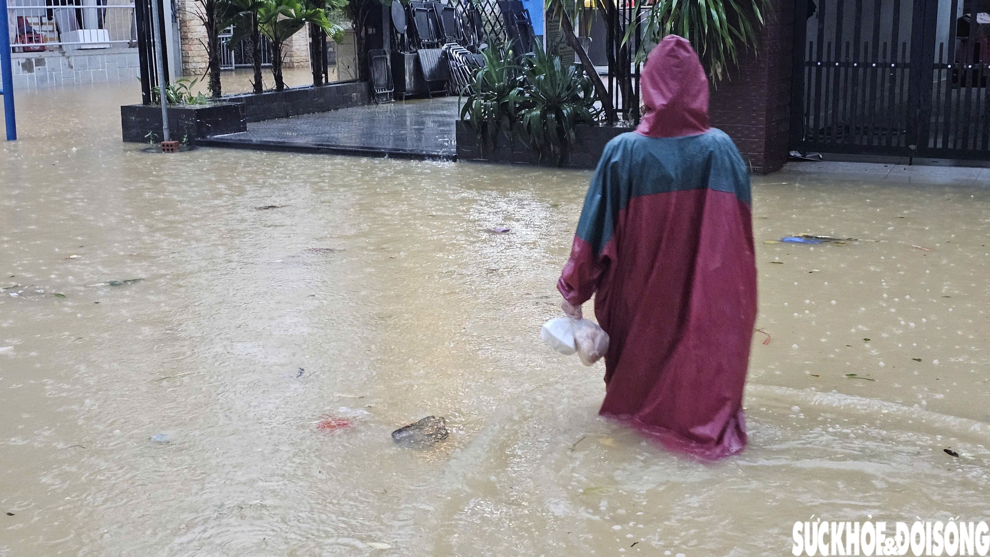 Vừa dọn xong bùn đất, nhiều tuyến đường ở Huế lại ngập sâu trong nước- Ảnh 7. Vừa dọn xong bùn đất, nhiều tuyến đường ở Huế lại ngập sâu trong nước- Ảnh 7.