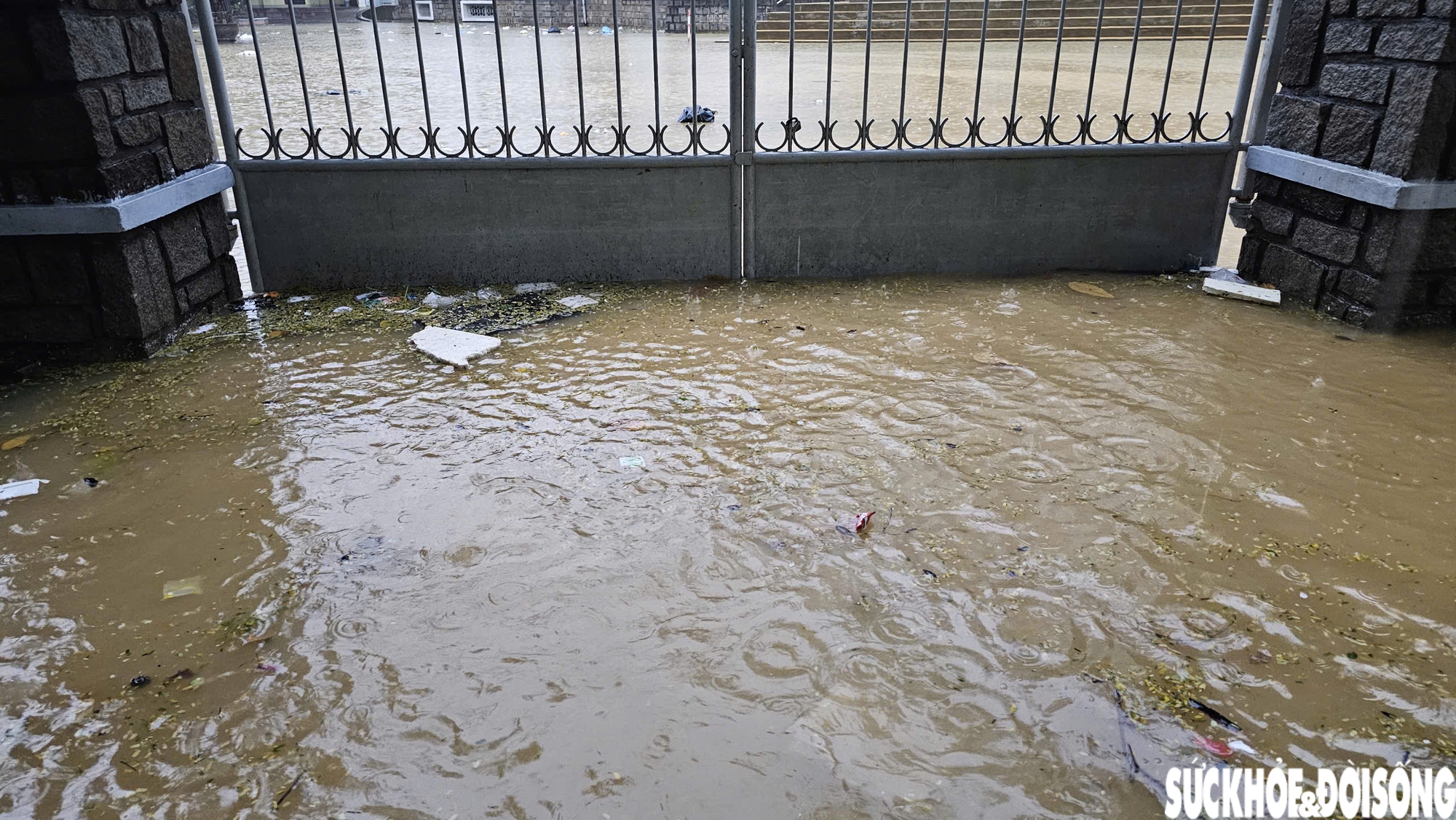 Vừa dọn xong bùn đất, nhiều tuyến đường ở Huế lại ngập sâu trong nước- Ảnh 8. Vừa dọn xong bùn đất, nhiều tuyến đường ở Huế lại ngập sâu trong nước- Ảnh 8.