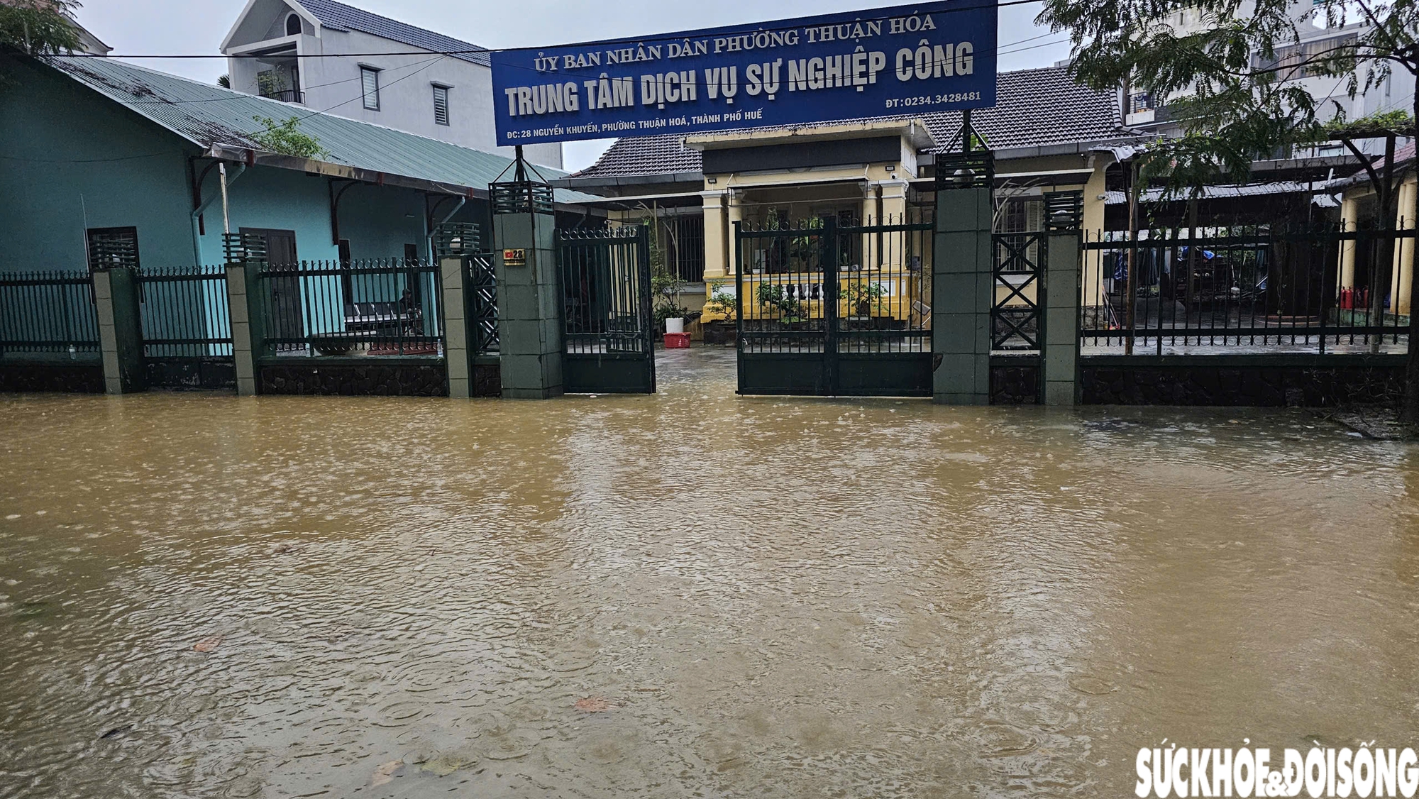 Vừa dọn xong bùn đất, nhiều tuyến đường ở Huế lại ngập sâu trong nước- Ảnh 9. Vừa dọn xong bùn đất, nhiều tuyến đường ở Huế lại ngập sâu trong nước- Ảnh 9.