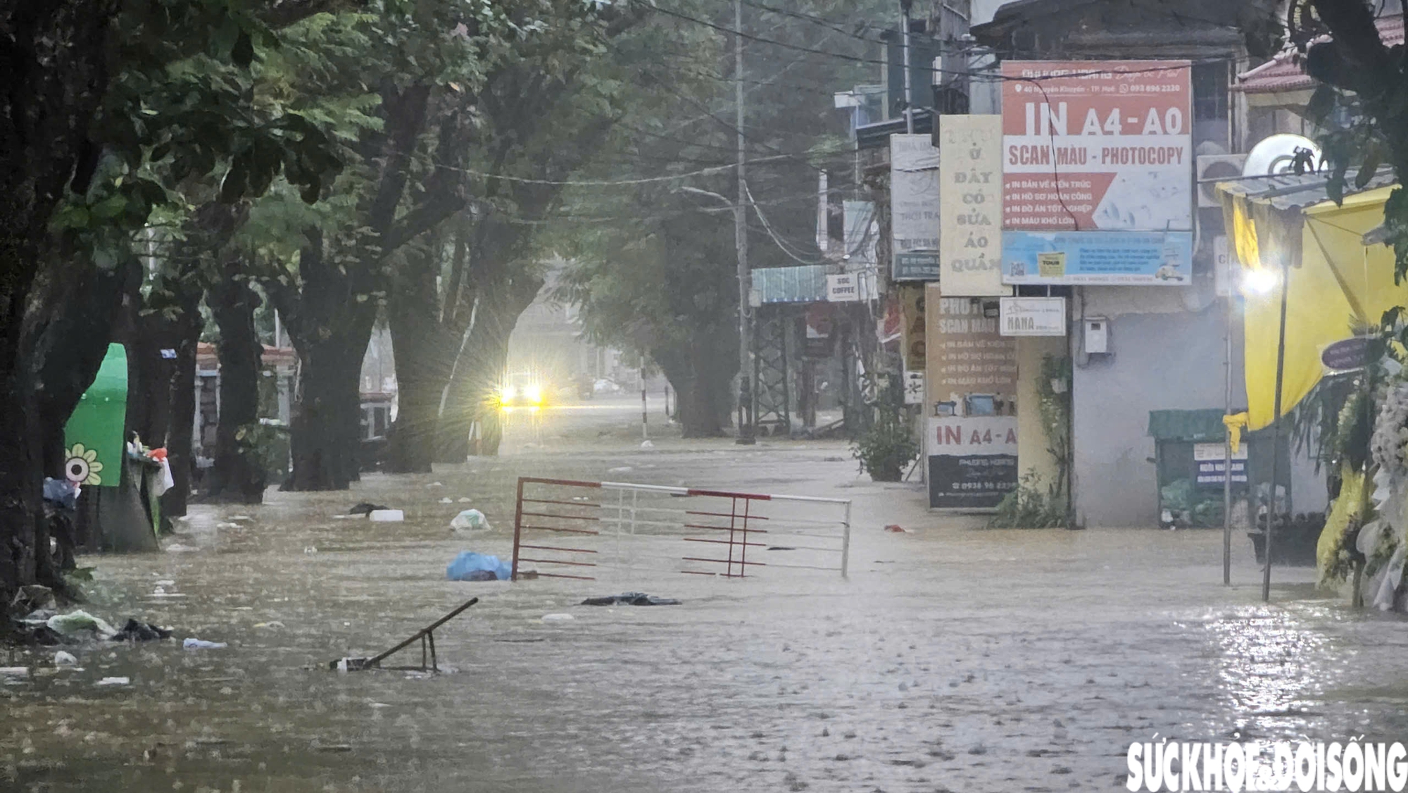Vừa dọn xong bùn đất, nhiều tuyến đường ở Huế lại ngập sâu trong nước- Ảnh 10. Vừa dọn xong bùn đất, nhiều tuyến đường ở Huế lại ngập sâu trong nước- Ảnh 10.