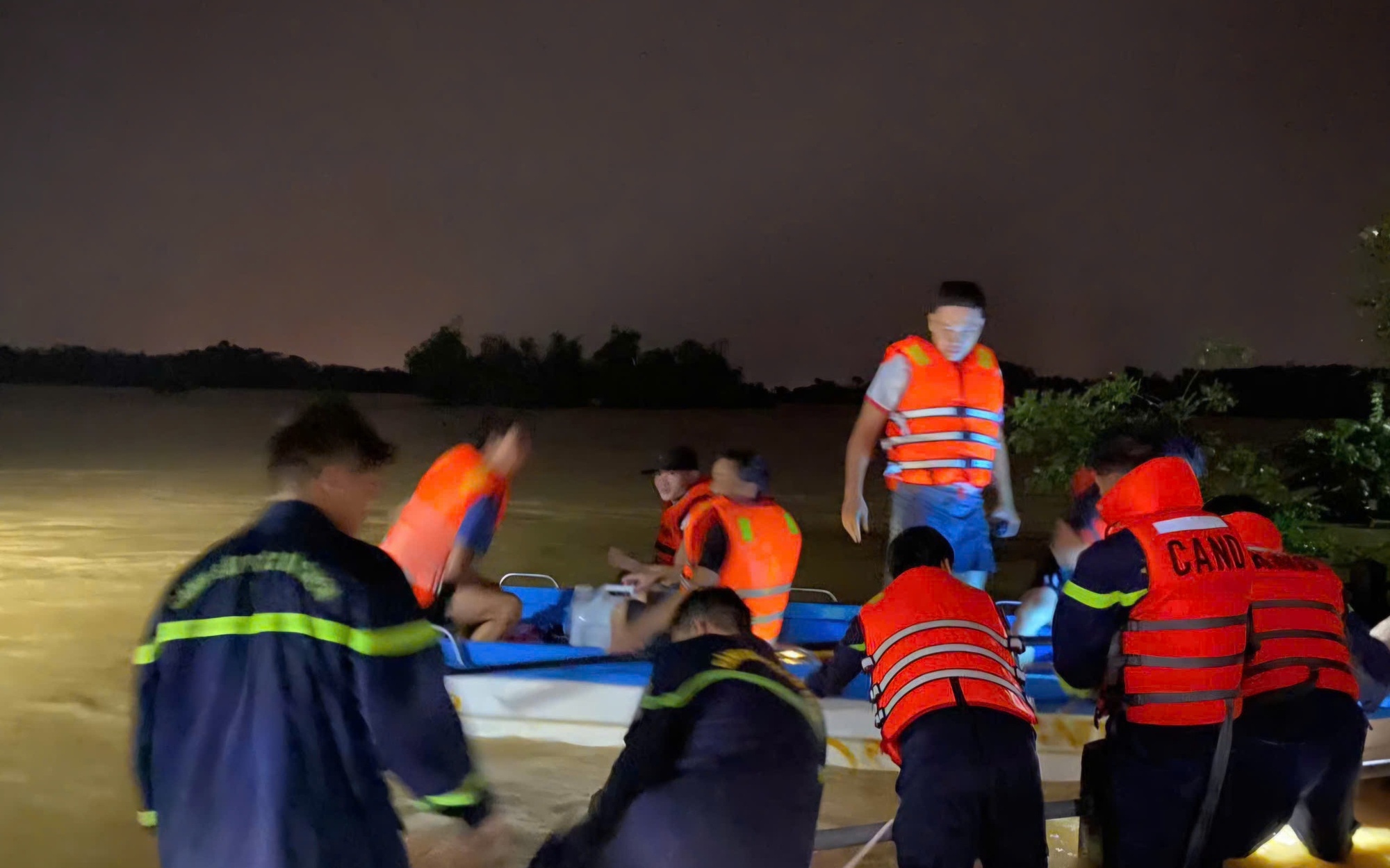 Giải cứu nhiều người mắc kẹt giữa sông do nước lũ dâng cao