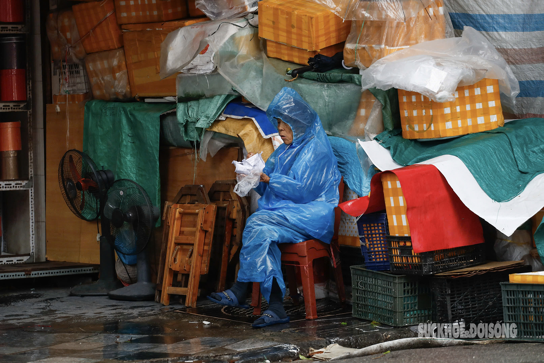 Giữa mưa phùn gió lạnh, người Hà Nội vẫn tất bật mưu sinh- Ảnh 1.