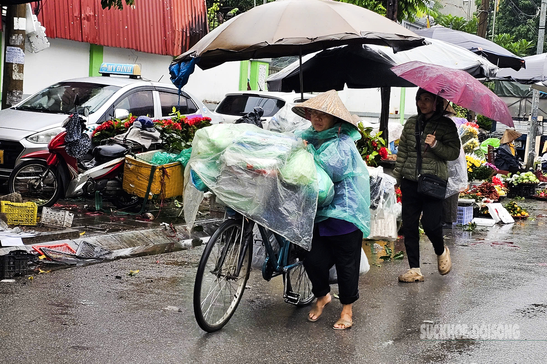 Giữa mưa phùn gió lạnh, người Hà Nội vẫn tất bật mưu sinh- Ảnh 8.