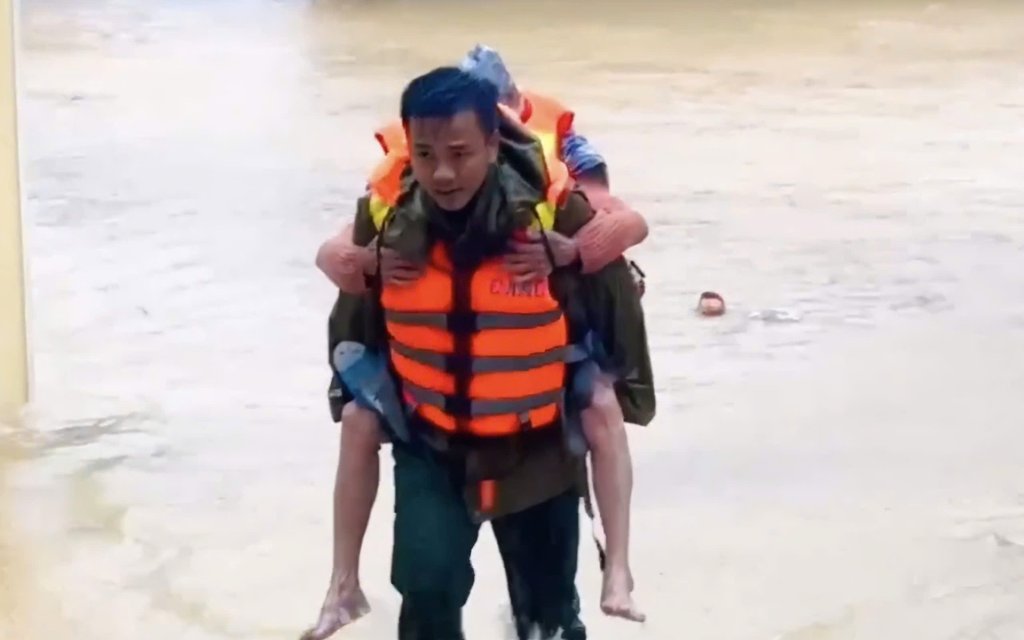 Hơn một tuần 3 đợt lũ, người dân Huế lại tất tả di dời