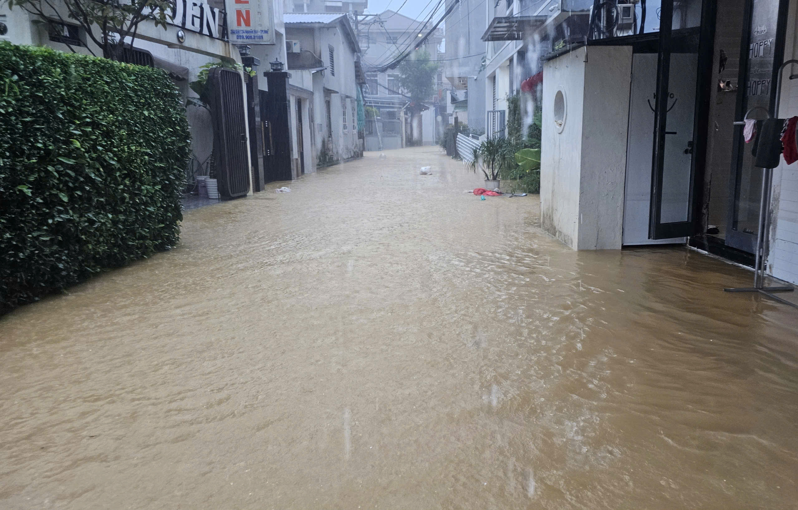 Hơn một tuần 3 đợt lũ, người dân Huế lại tất tả di dời- Ảnh 1. Hơn một tuần 3 đợt lũ, người dân Huế lại tất tả di dời- Ảnh 1.