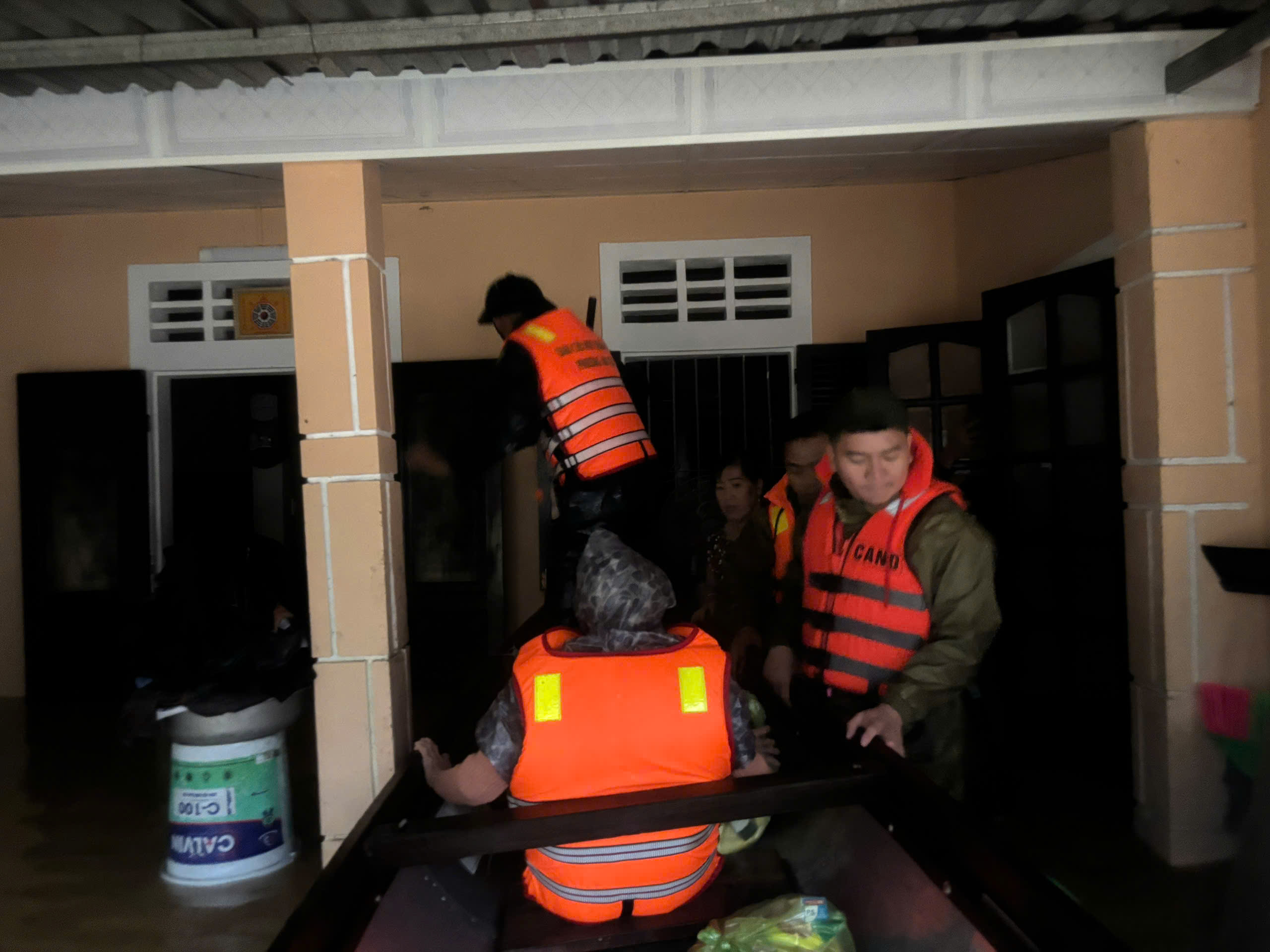 Hơn một tuần 3 đợt lũ, người dân Huế lại tất tả di dời- Ảnh 2. Hơn một tuần 3 đợt lũ, người dân Huế lại tất tả di dời- Ảnh 2.